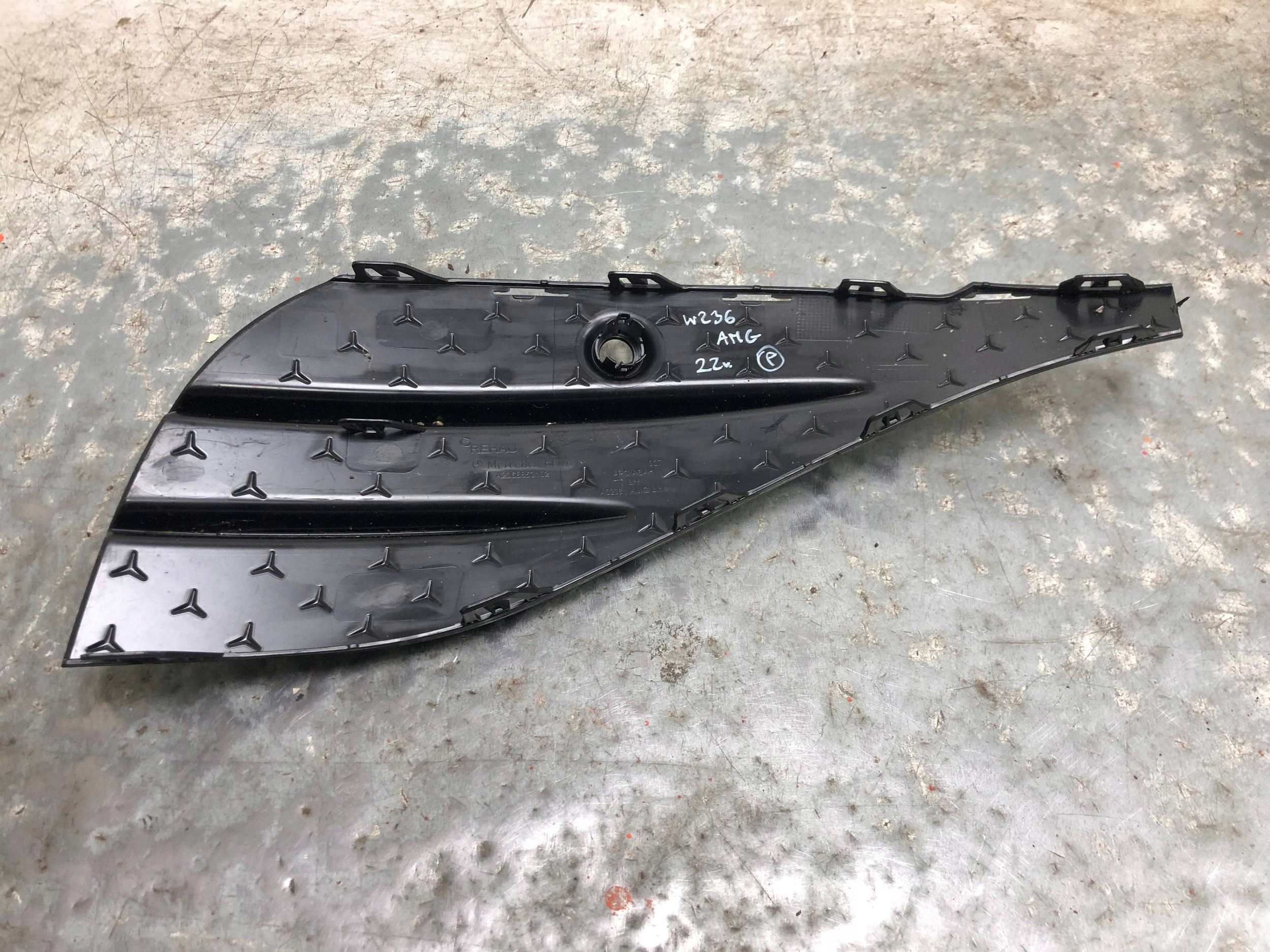grid of a bumper left front MERCEDES W236 C236 AMG A2368853102