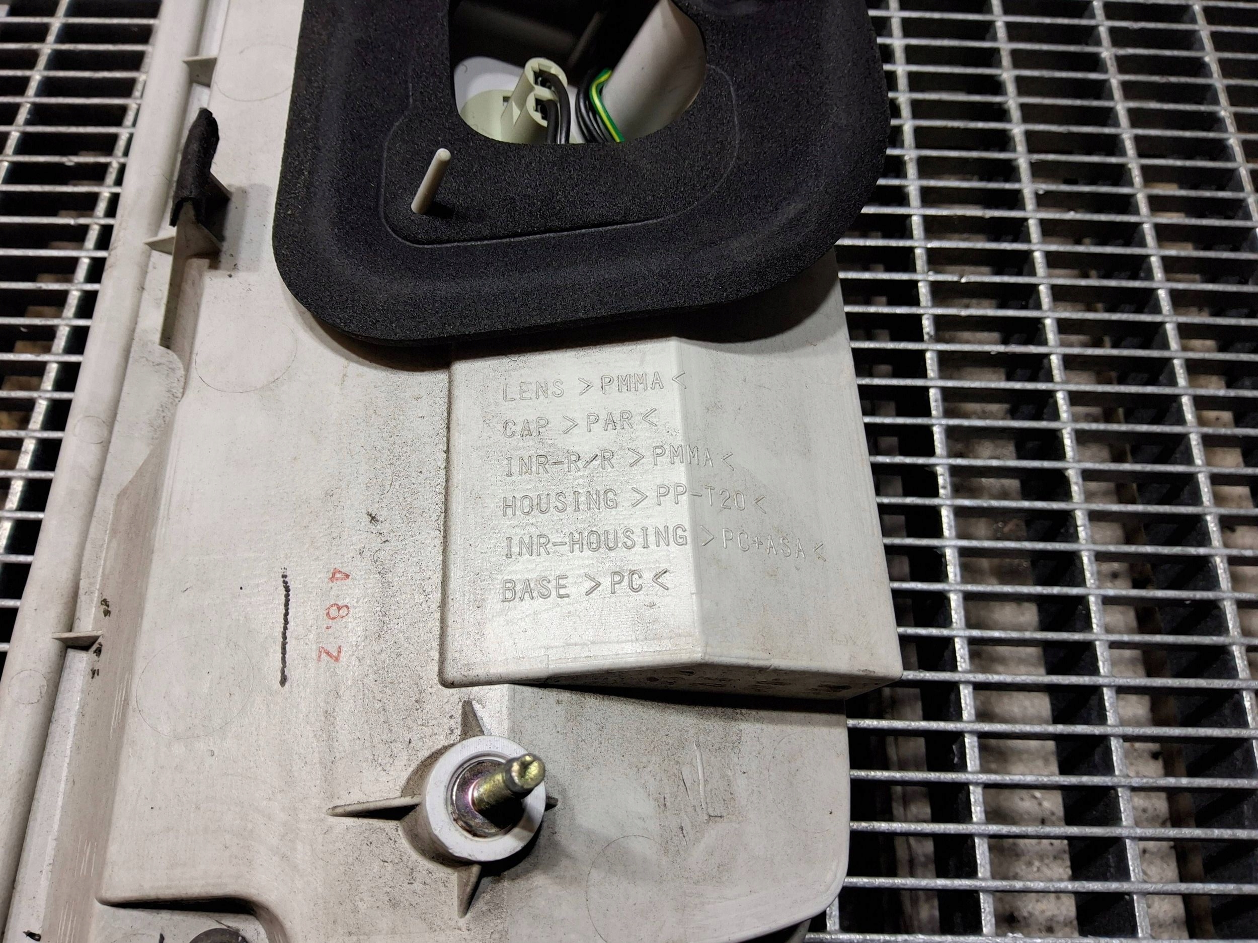 nissan ELGRAND 2004 задний Сторона фонарь левый