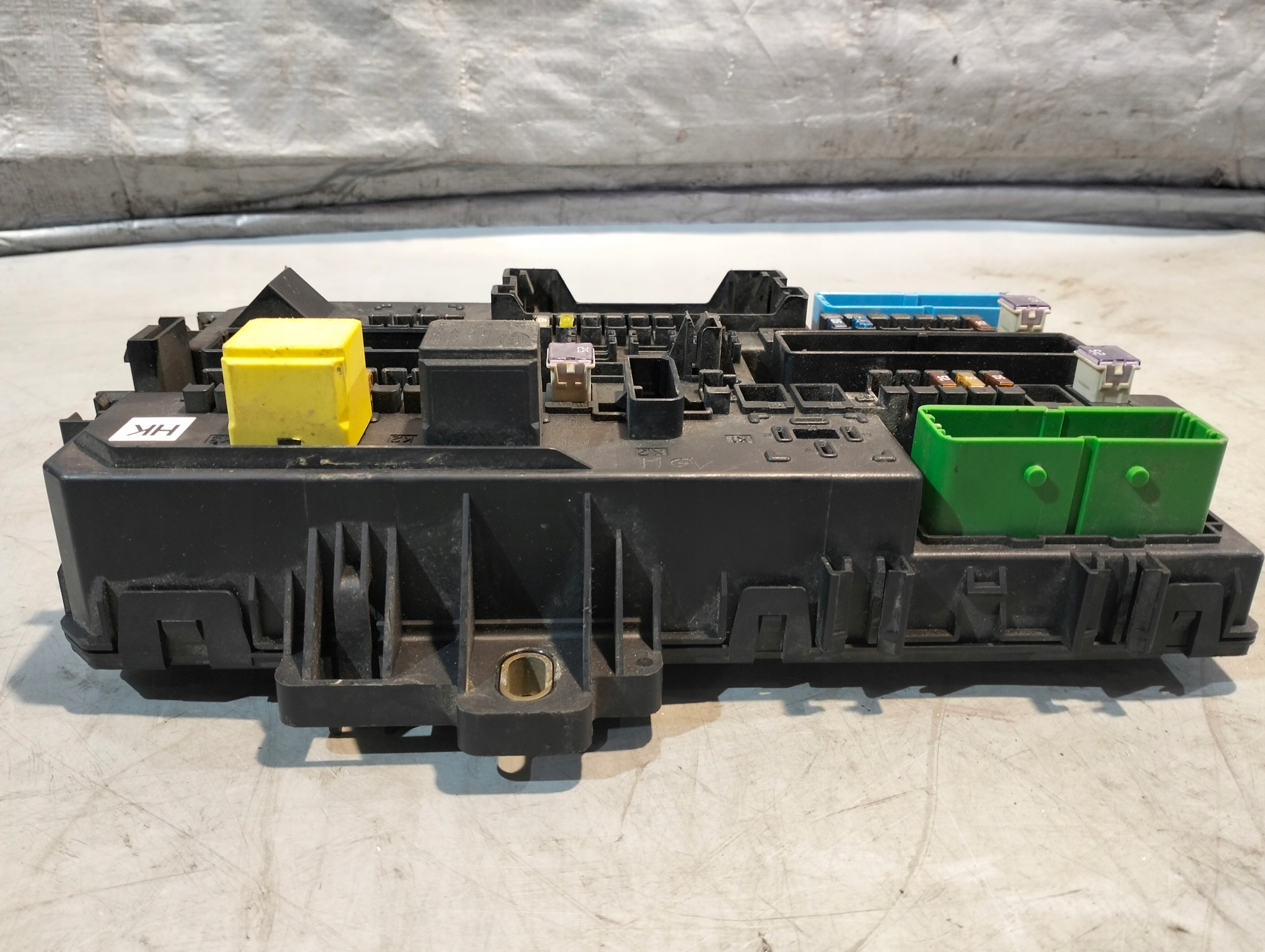 fuse box OPEL ASTRA H OE 13206762HK