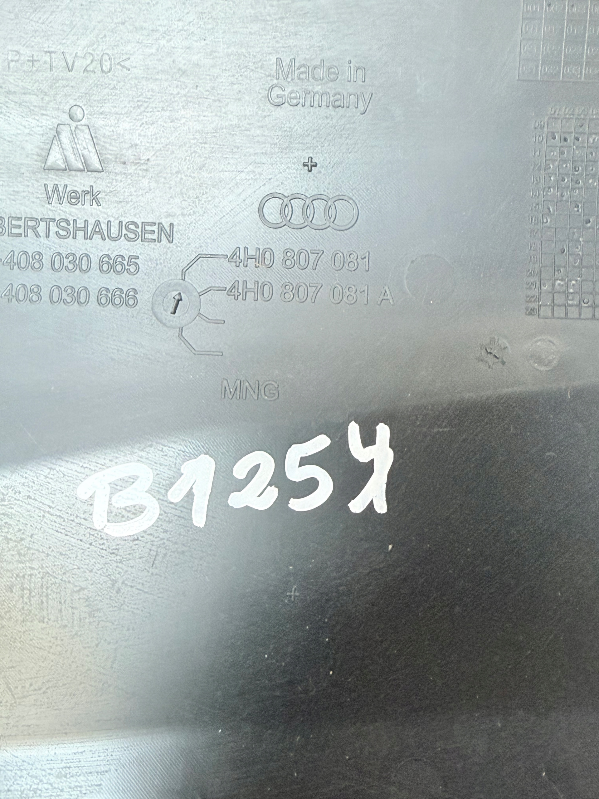 Audi A8 D4 защита накладка ремня переднего 4H0807081