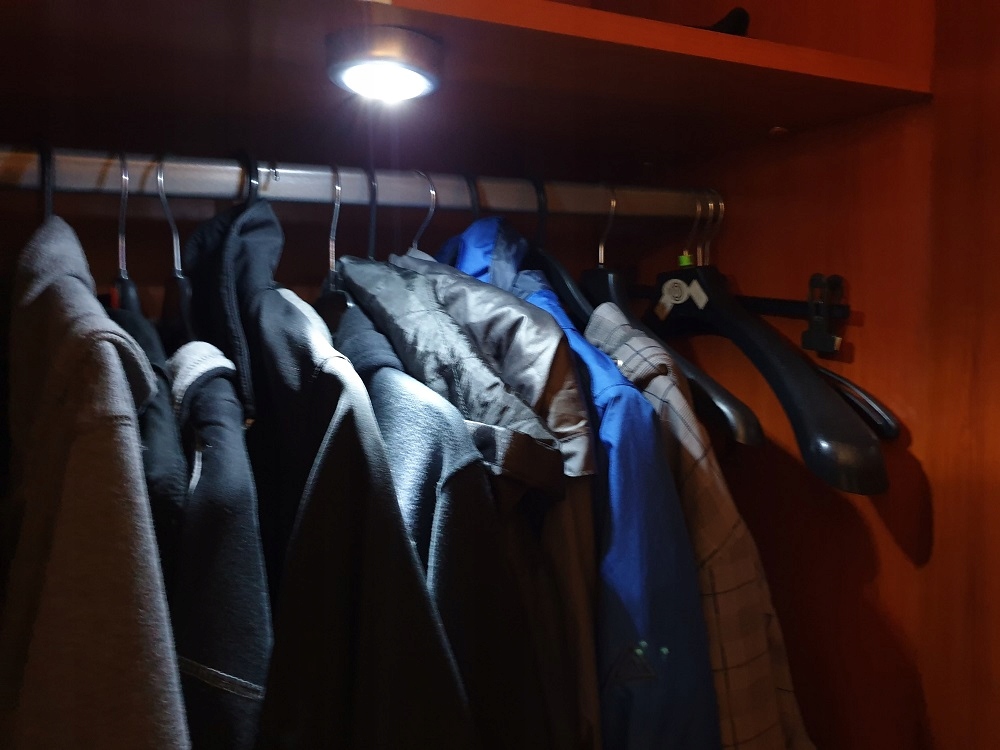 LAMPKA LED 3xAAA przyklejana DO REGAŁU Kolor odcienie szarości i srebra