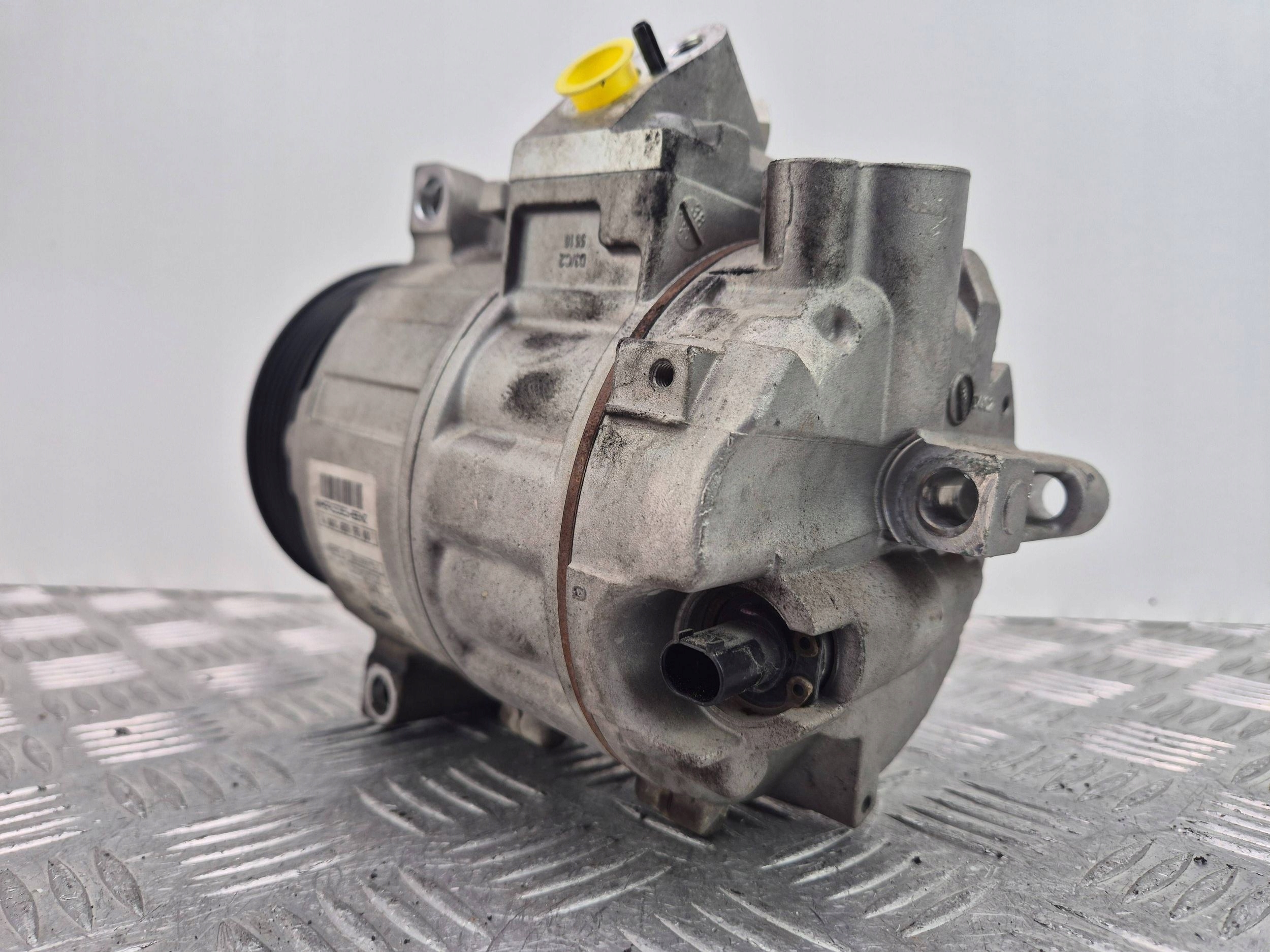 Mercedes E200 CGI W212 compressor; compressor of the air conditioning A0008307800