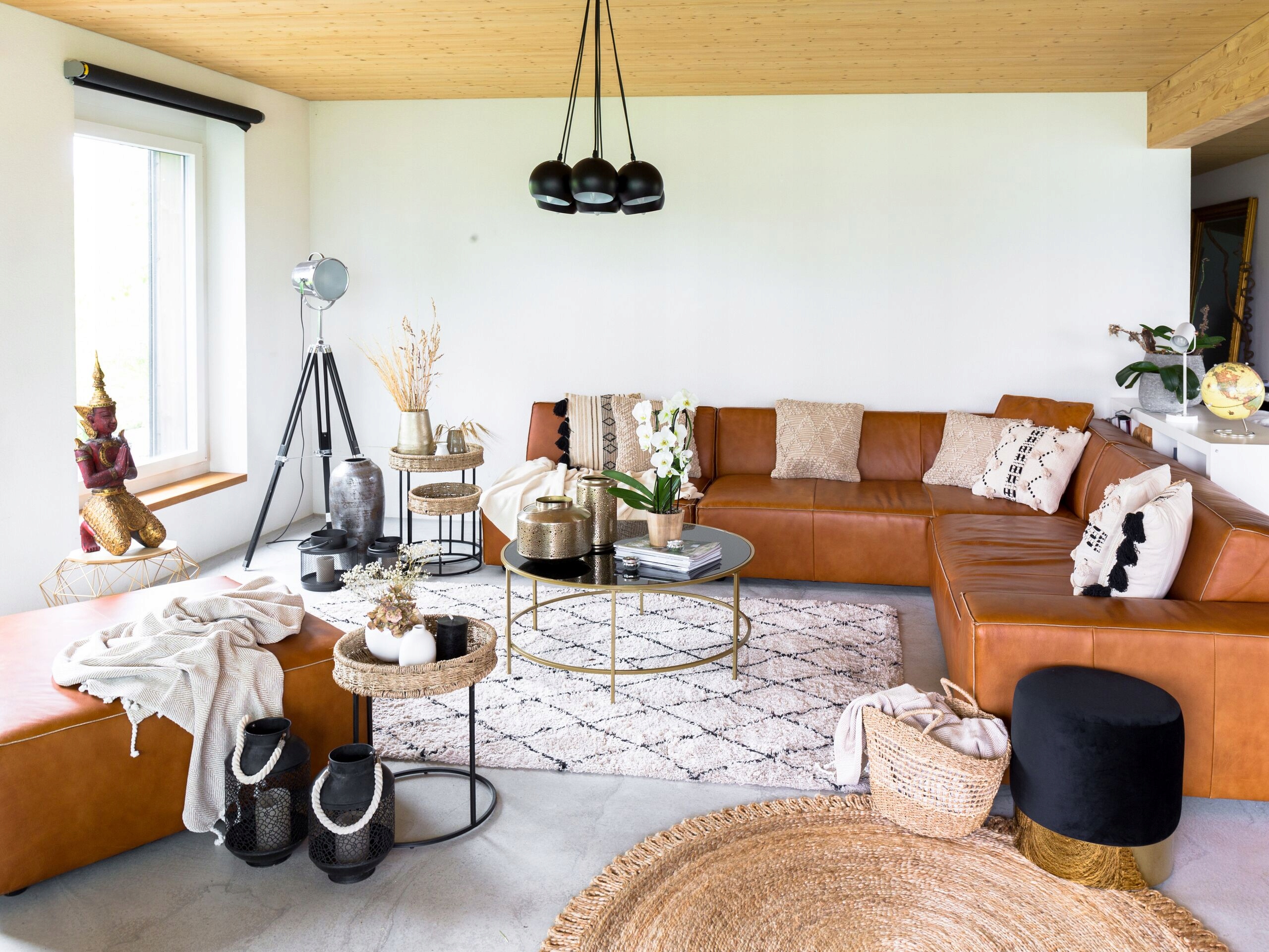 Puf podnóżek welurowy czarny ze złotym Głębokość mebla 39 cm