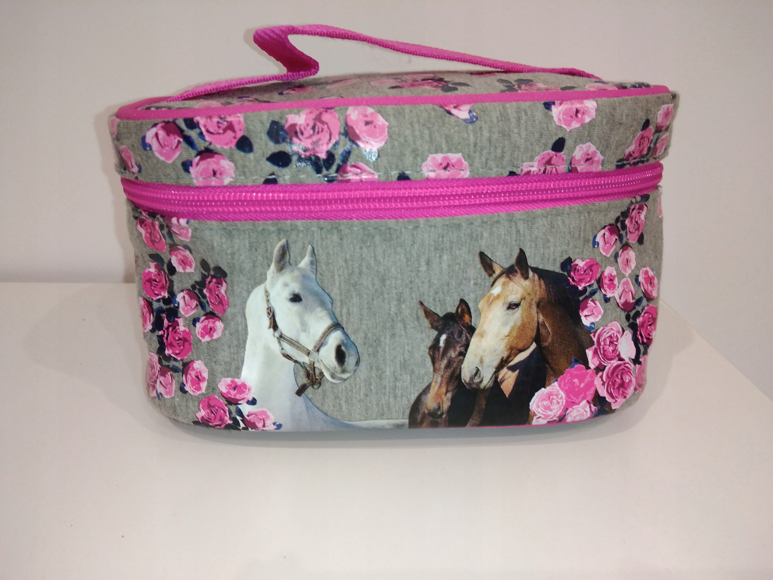 Kosmetyczka kuferek na kosmetyki drobiazgi konie