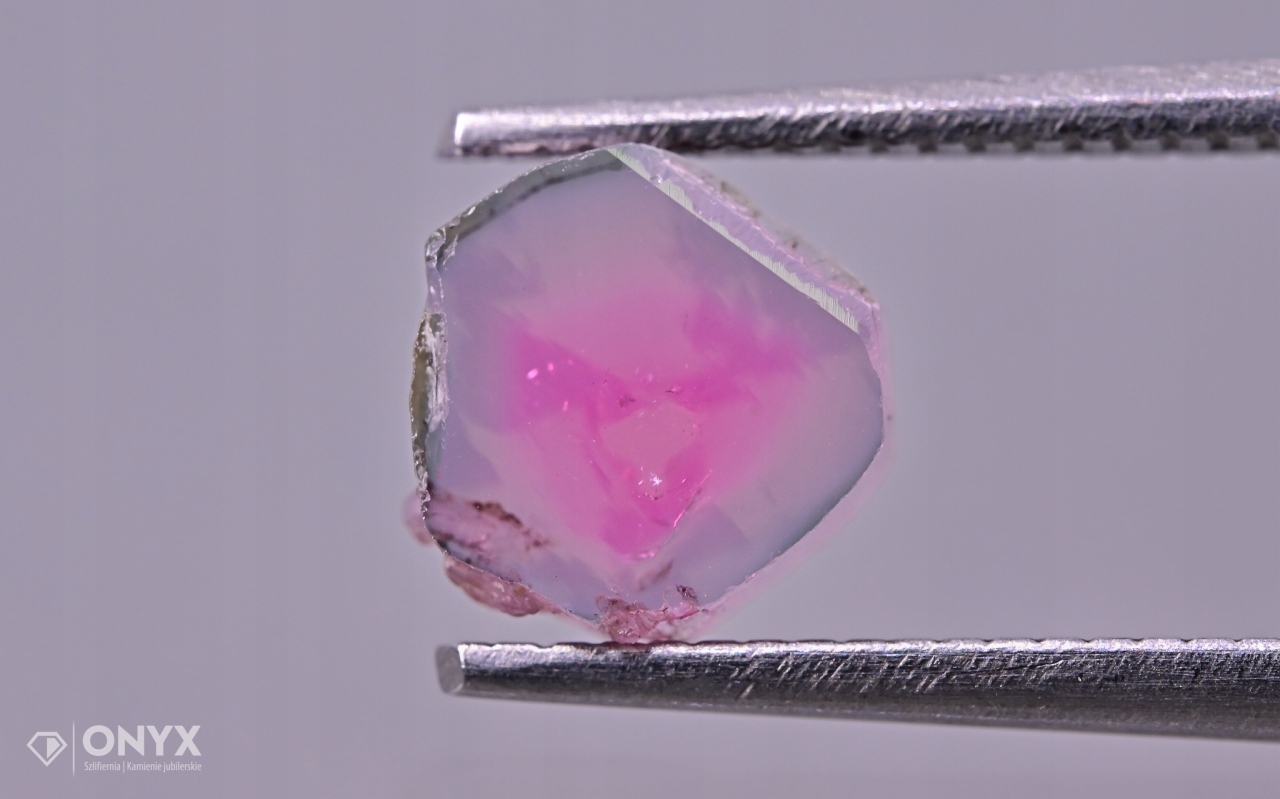 Turmalín nepravidelná dlažba 6,5x6 mm