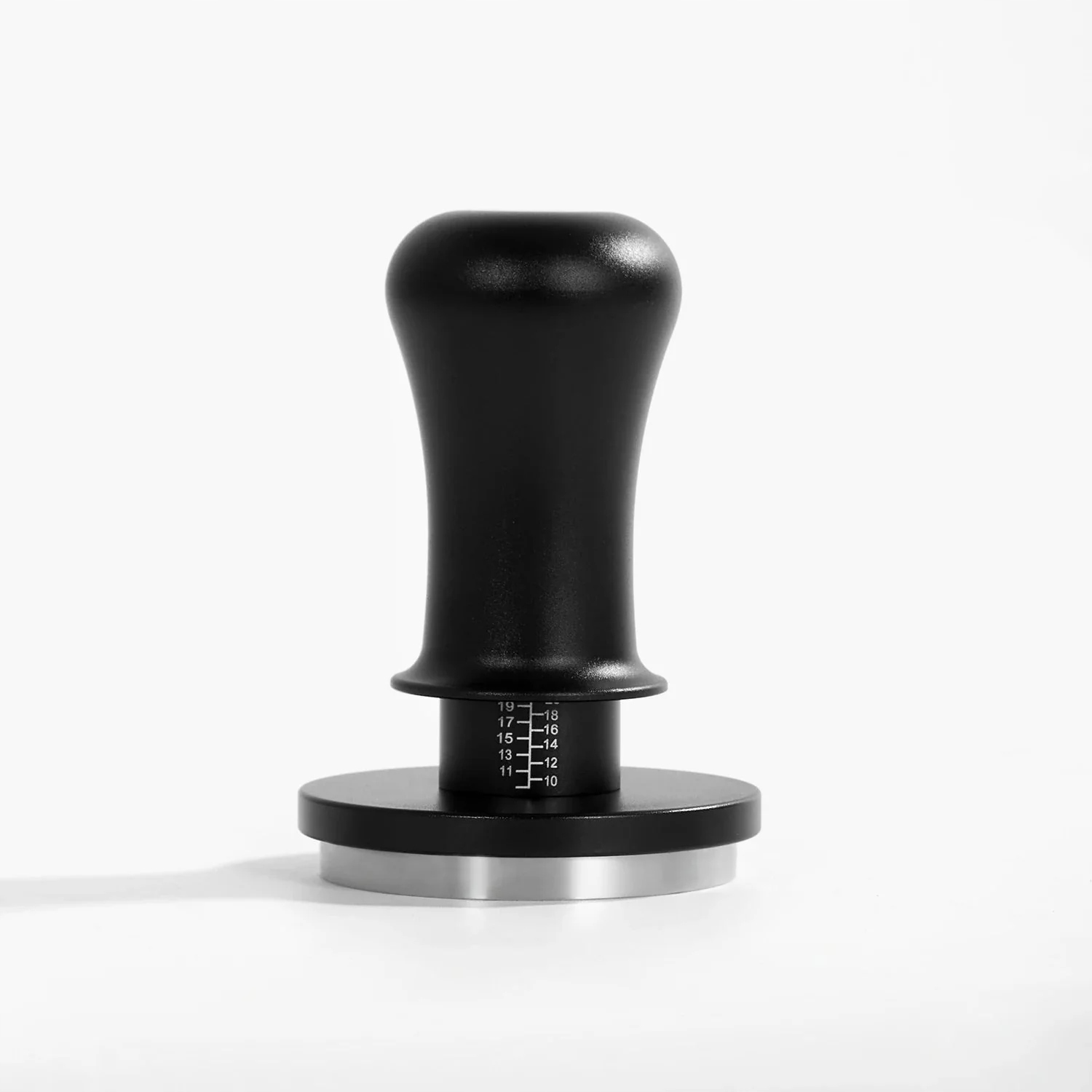 Tamper samopoziomujący czarny nacisk 13,5kg 53mm