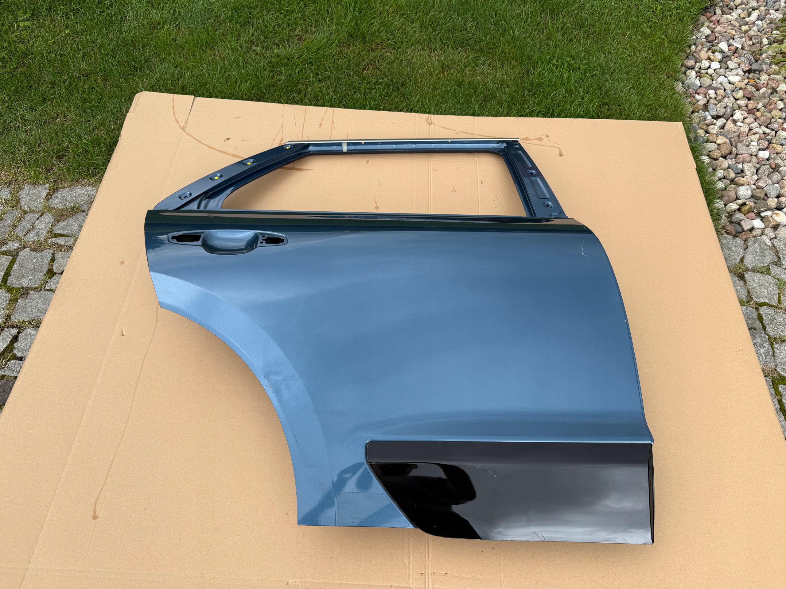 DRZWI TYLNE TYŁ PRAWE KIA NIRO II 2022 - 2025 . Strona zabudowy tył - prawa