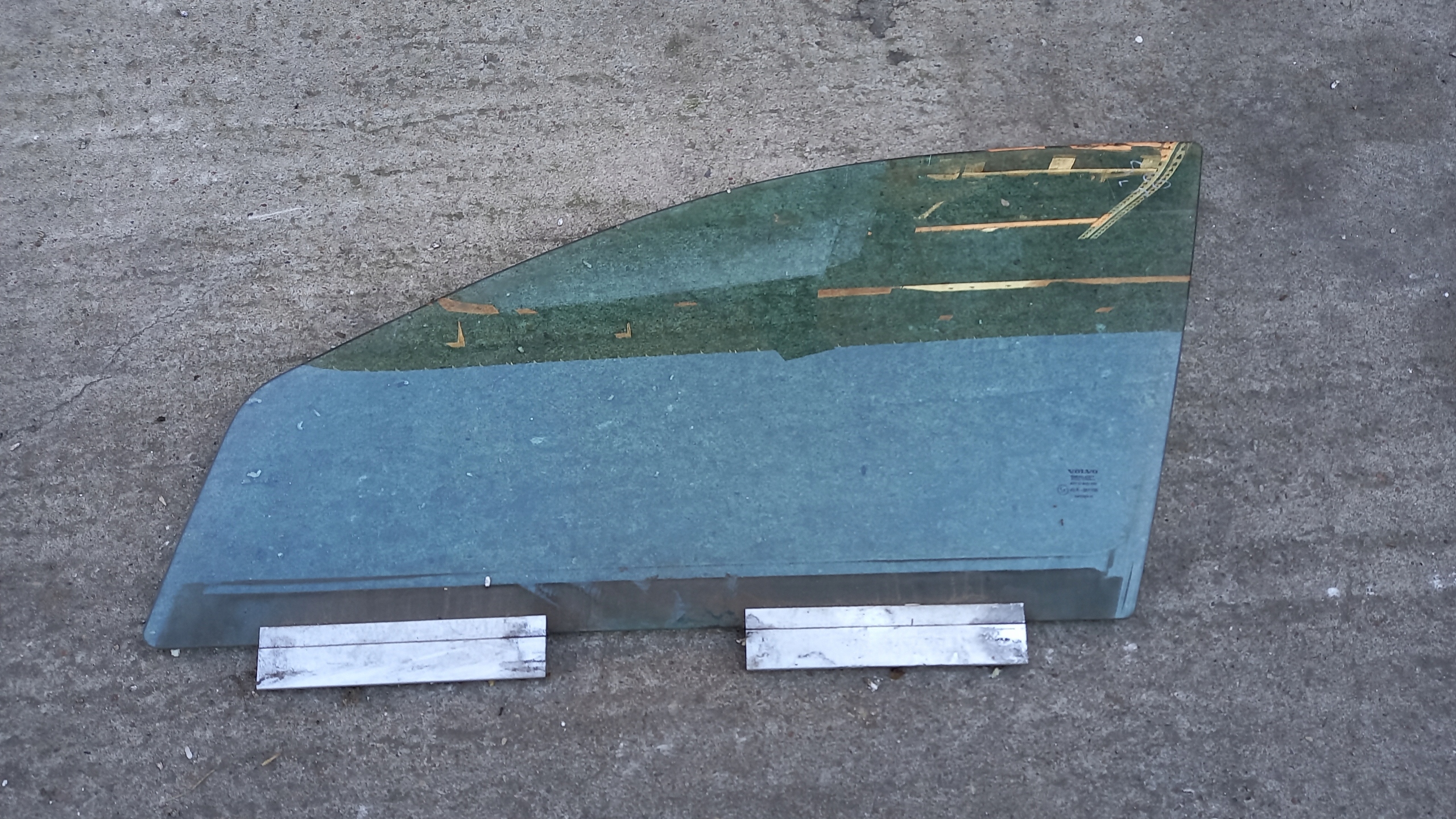 Стекло передней левой двери VOLVO S60