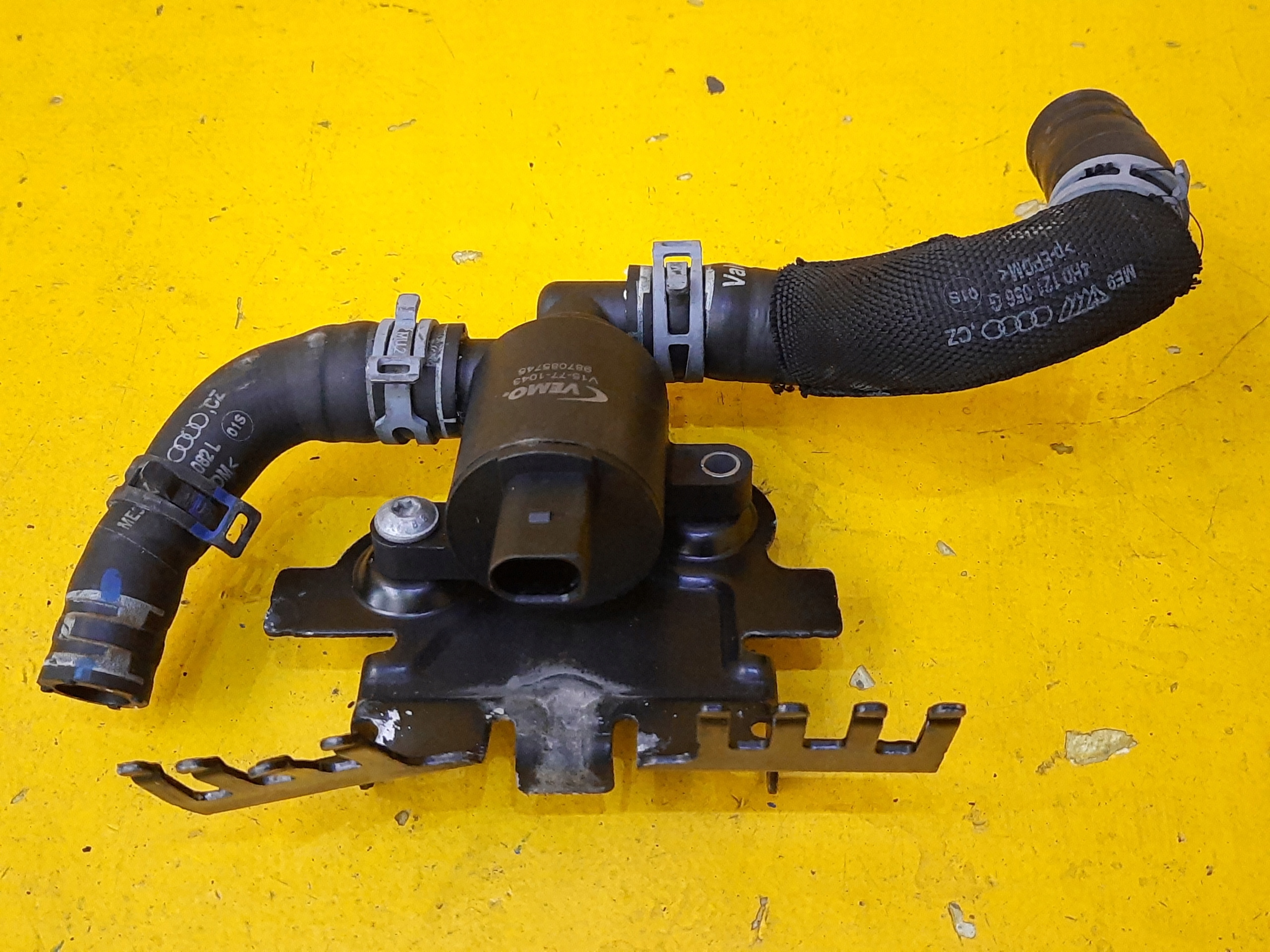 AUDI A8 D4 POMPA WODY 4H0121305R 987085745