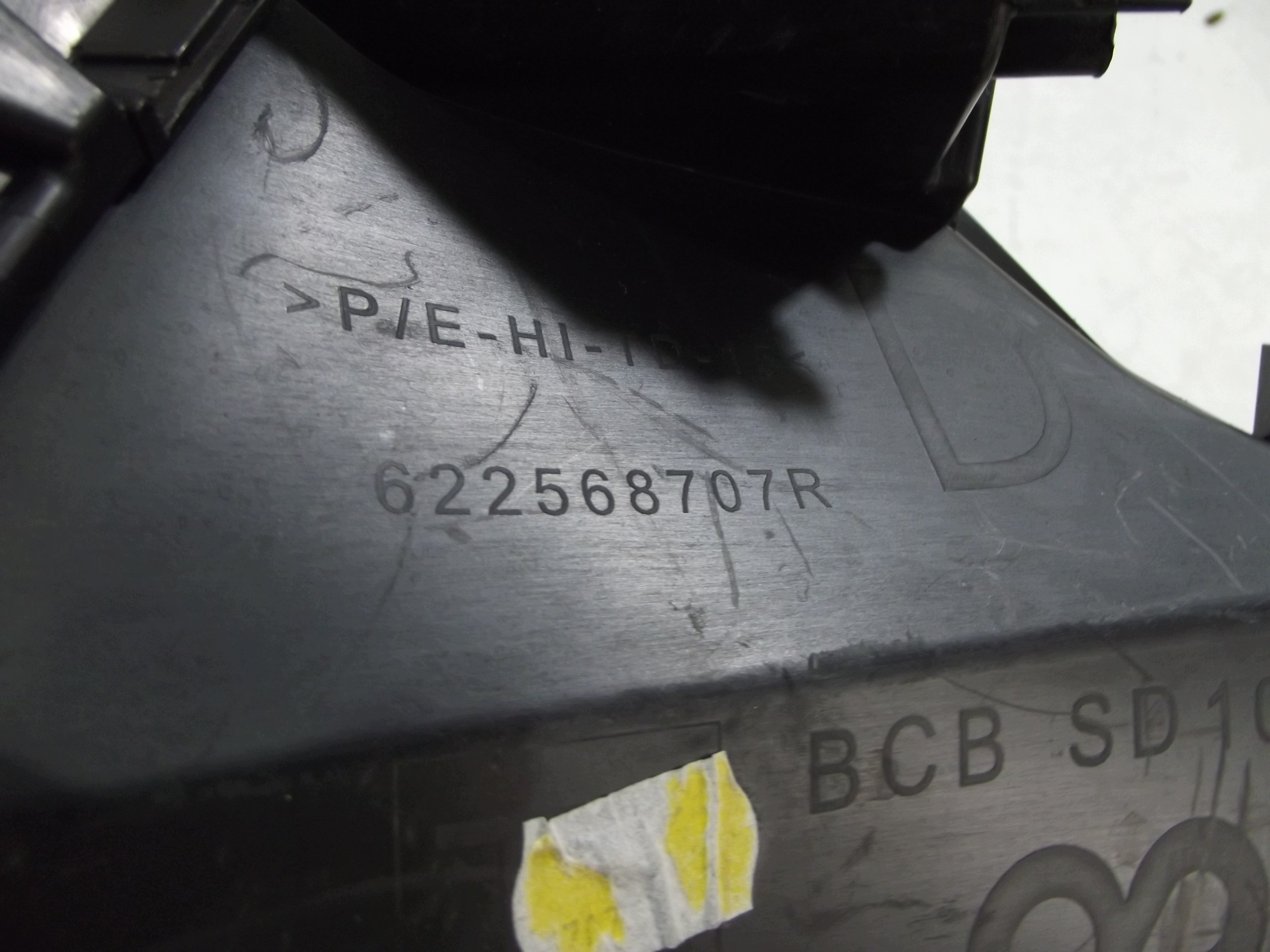 Renault Megane V E tech grid of a bumper right front 622568707R