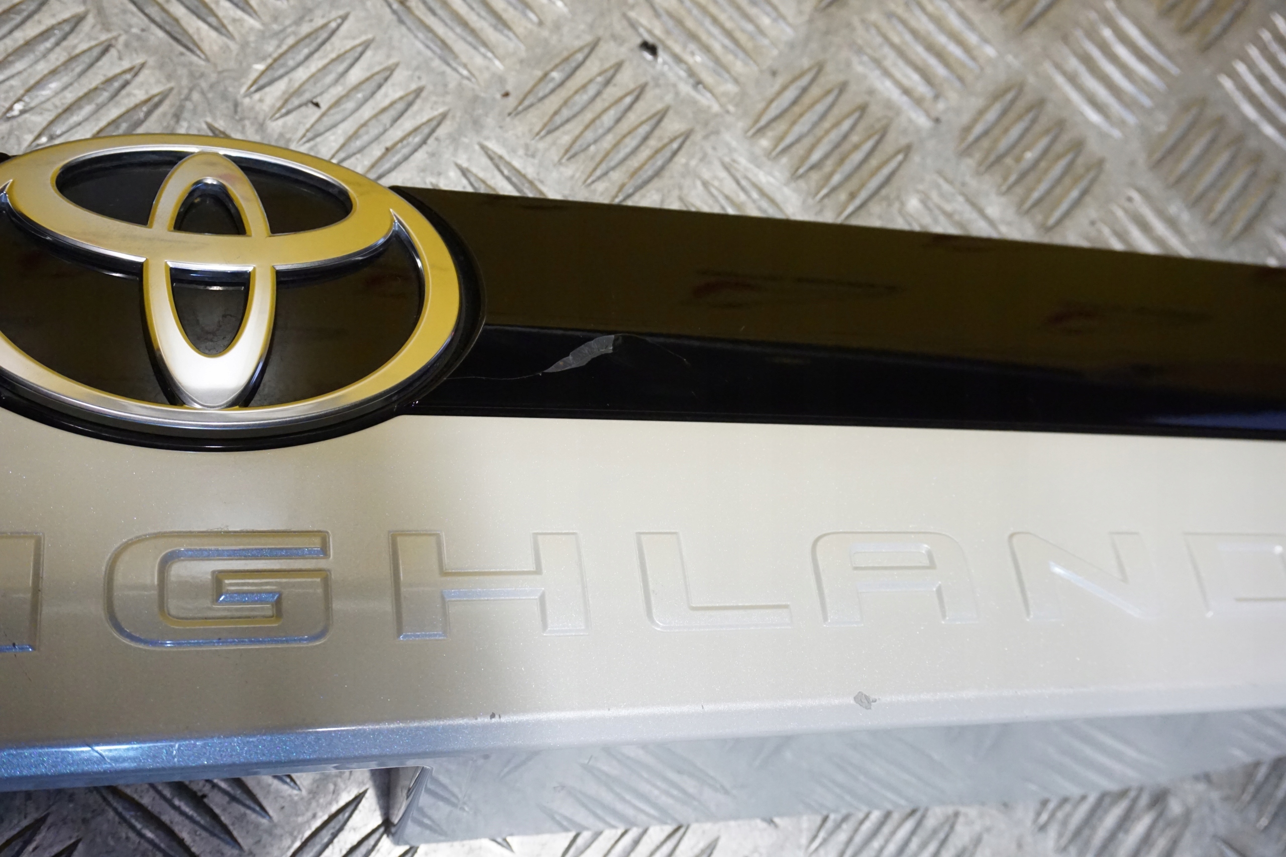 TOYOTA GRAND HIGHLANDER 2024 Listwa Tylna Blenda Klapy Bagażnika Tył Logo Producent części Toyota OE