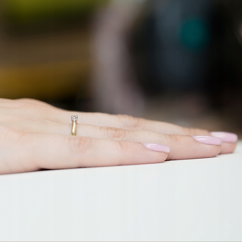 Złoty PIERŚCIONEK ZARĘCZYNOWY 333 z CYRKONIĄ r.20 Waga 0.7 g