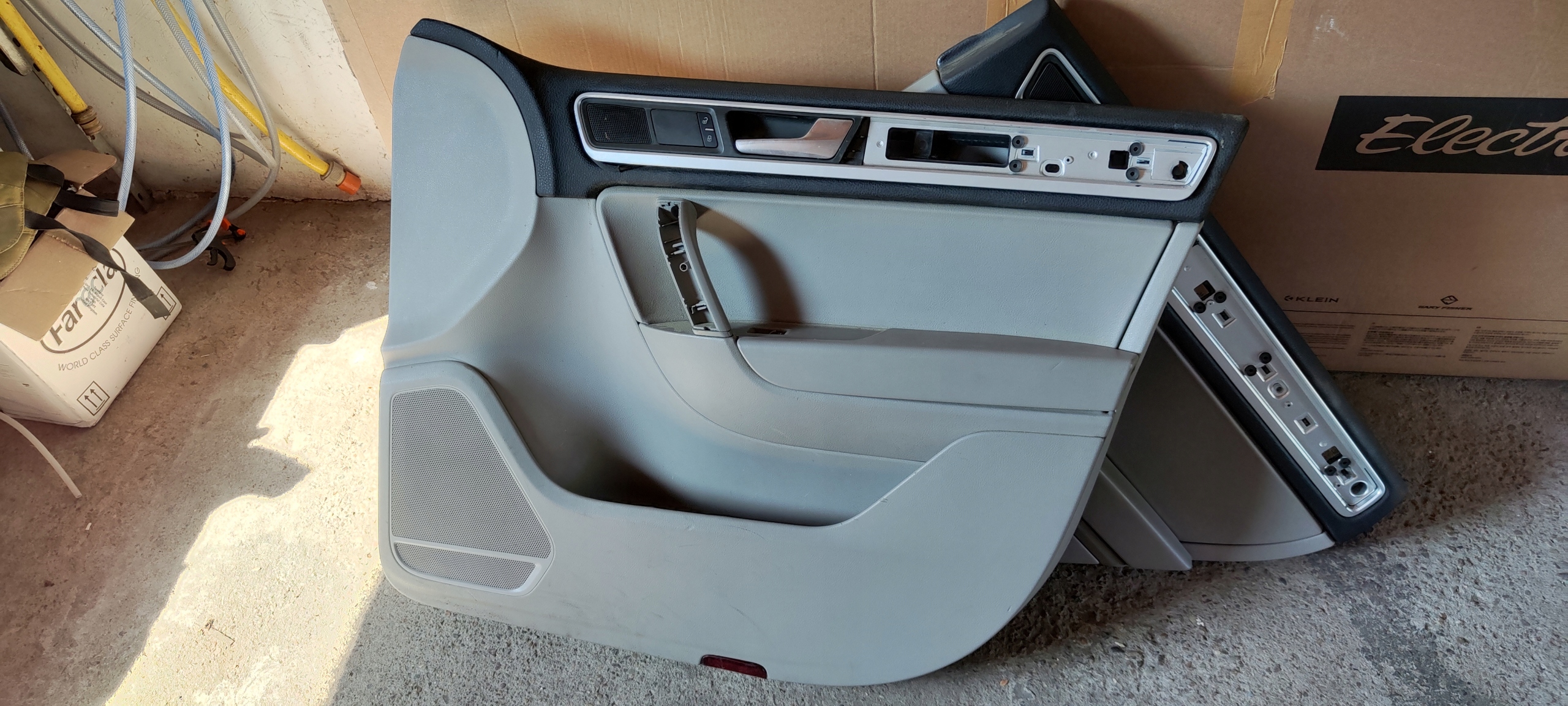 BOCZEK TAPICERKA DRZWI PRAWY PRZÓD VW TOUAREG 7P