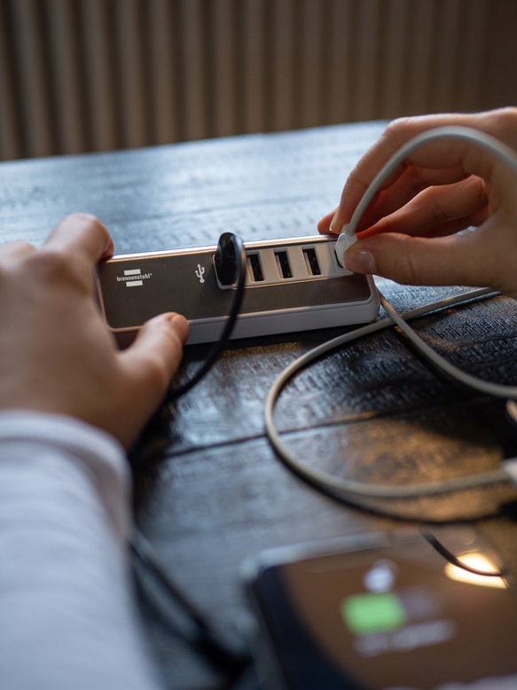 ŁADOWARKA USB-A 4,2A + USB-C 24W 5 GNIAZD INOX Kolor biały