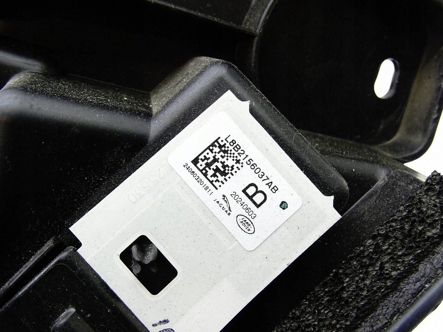 Support SPOILERA Arrière du capot LAND ROVER DEFENDER L663 L8B2-442A01-PIA