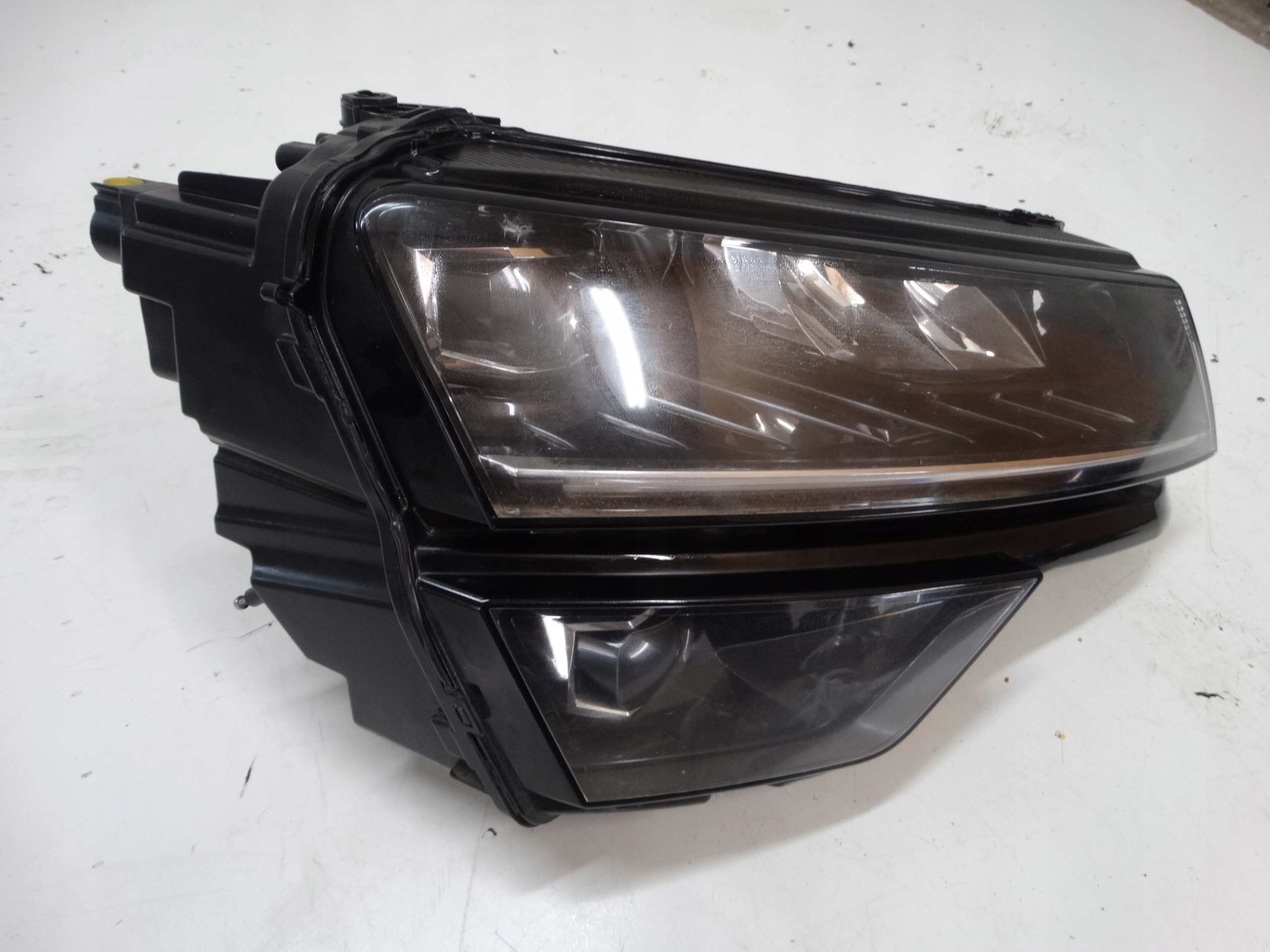 light REFLEKTOR right front SKODA KAROQ 57B941016B