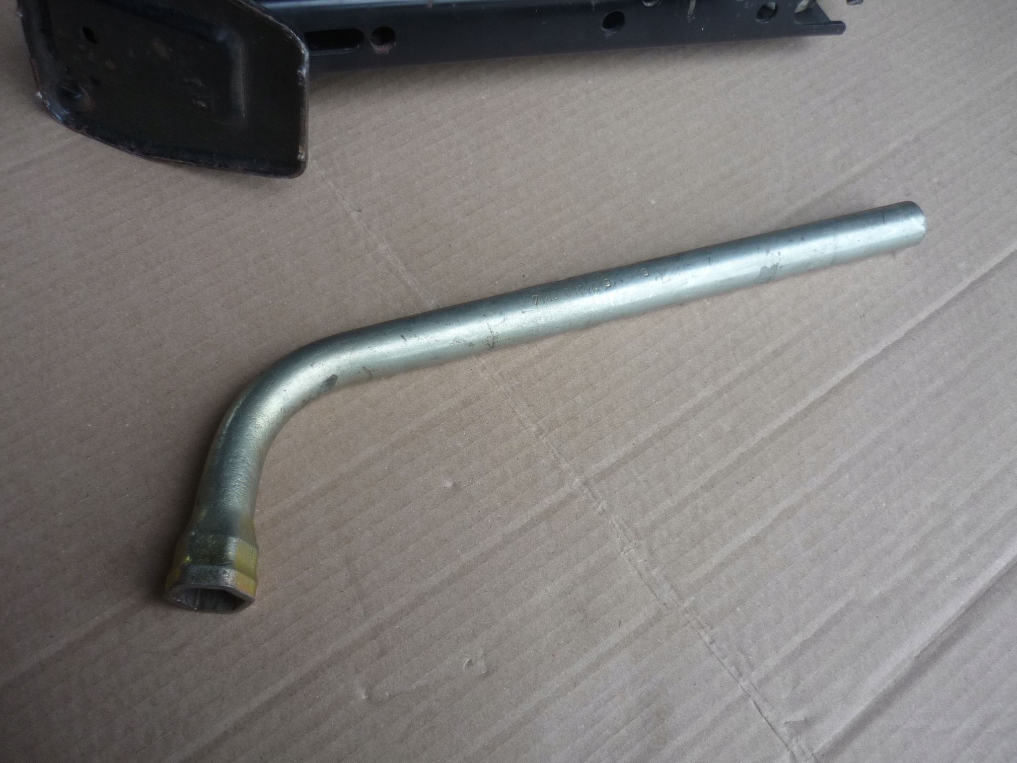 ZESTAW DO ZMIANY KOŁA LEWAREK + KLUCZ VW SHARAN ALHAMBRA GALAXY Numer katalogowy części 7M0011031E 7M3012219 PODNOŚNIK SAMOCHODU AUTA KLUCZ DO KÓŁ 19 NARZĘDZIA