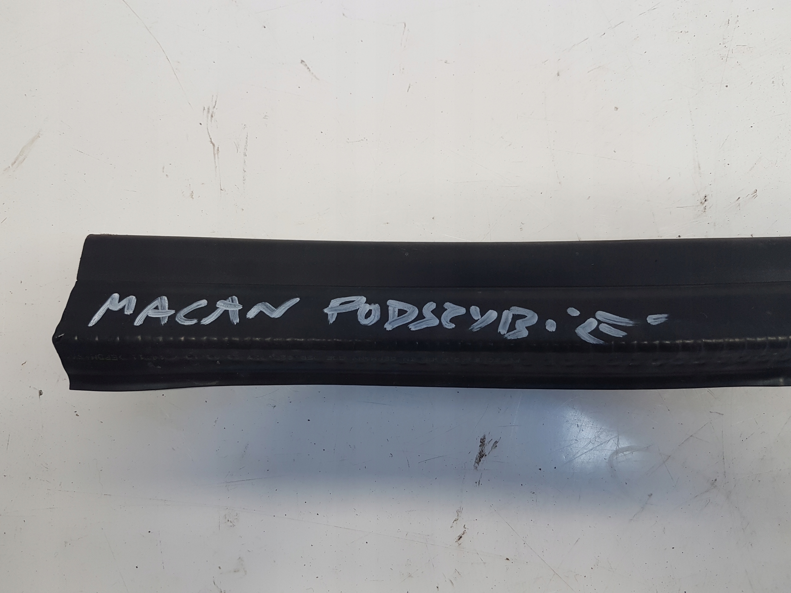 PORSCHE MACAN LIFT 95B gasket under the window