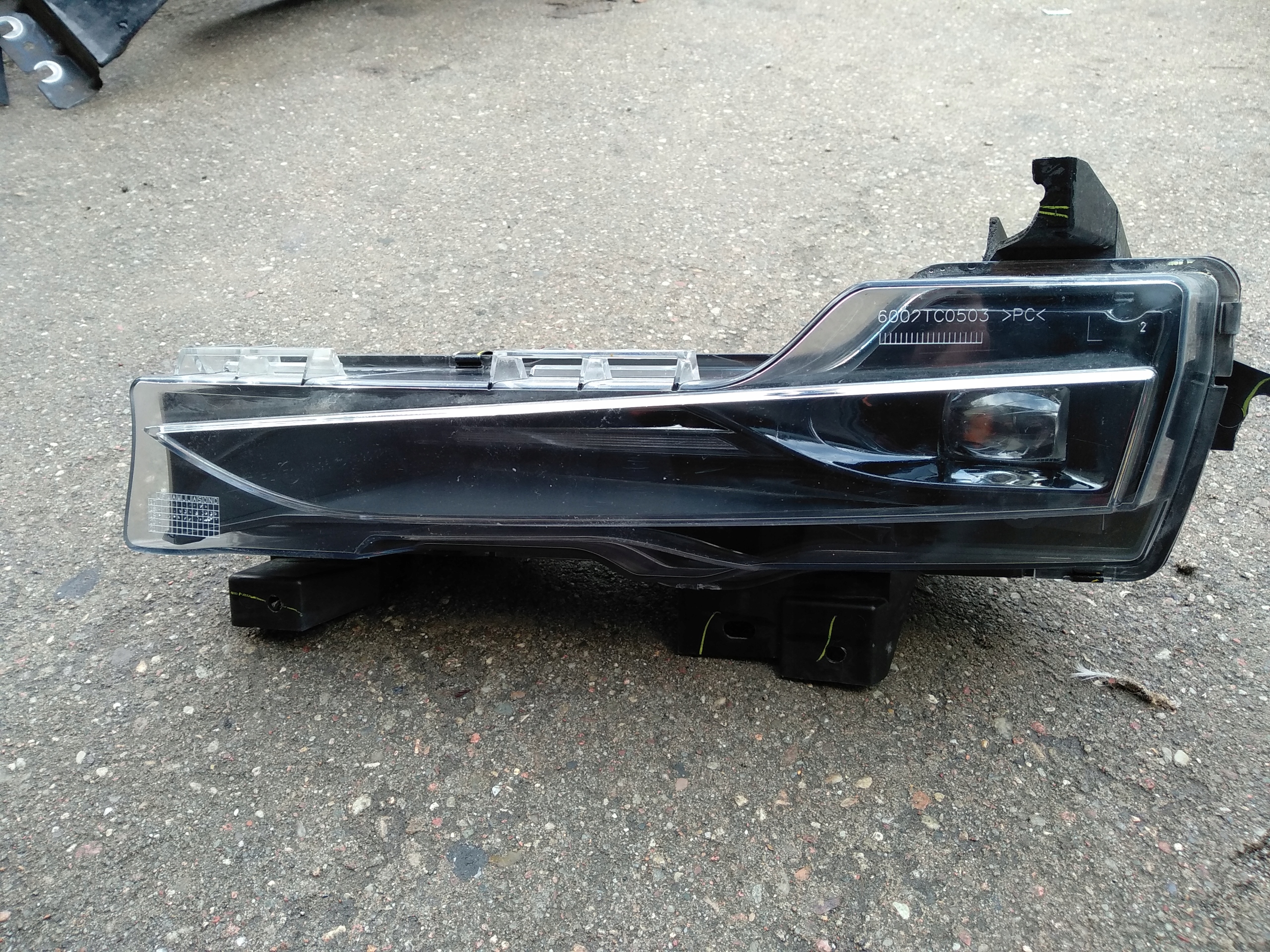 Галогенний світлодіодний лівий Tesla 3 1077395-00-D