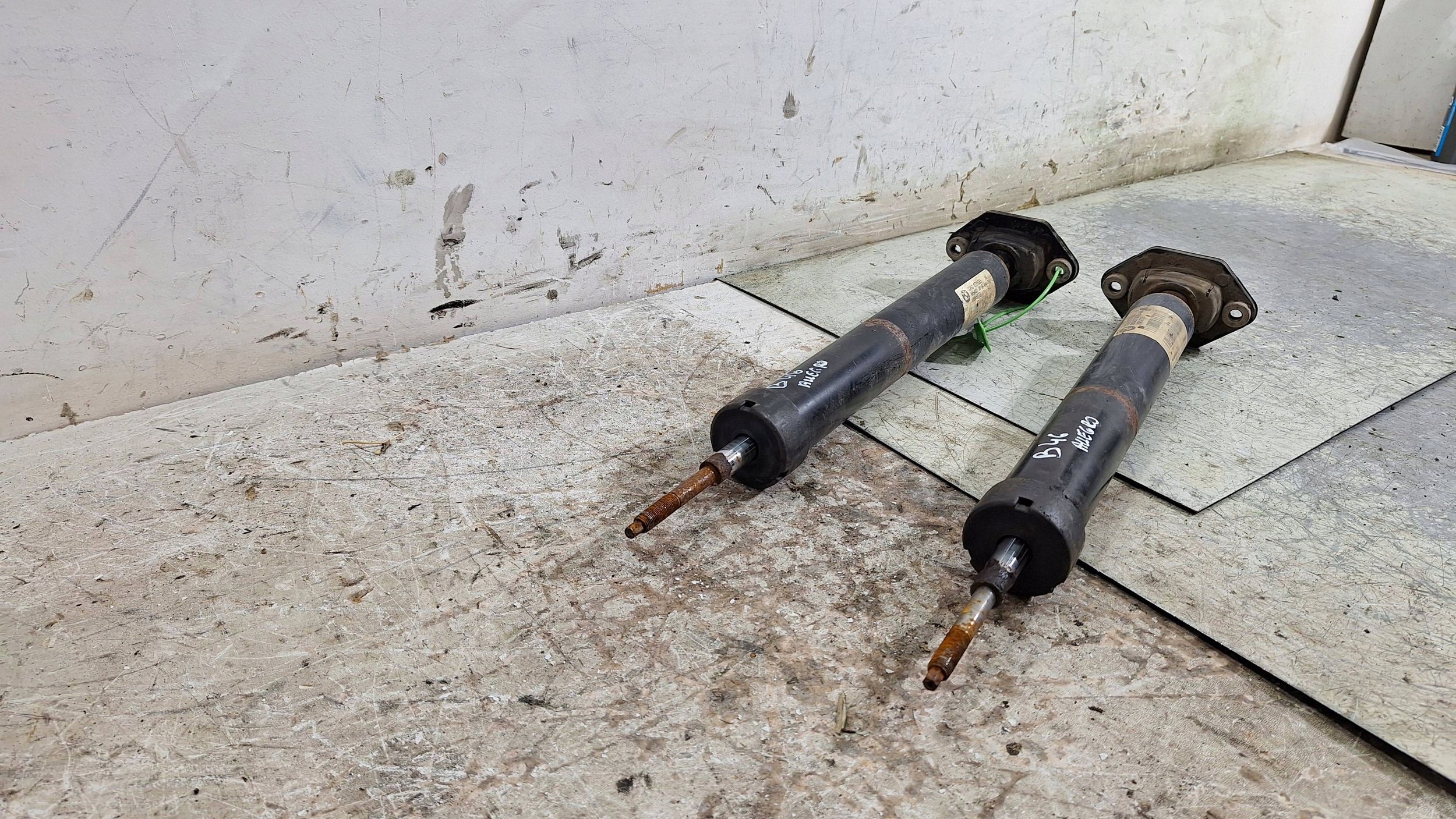 shock absorber left right rear part KPL 6771555 BMW E81 E82 E87