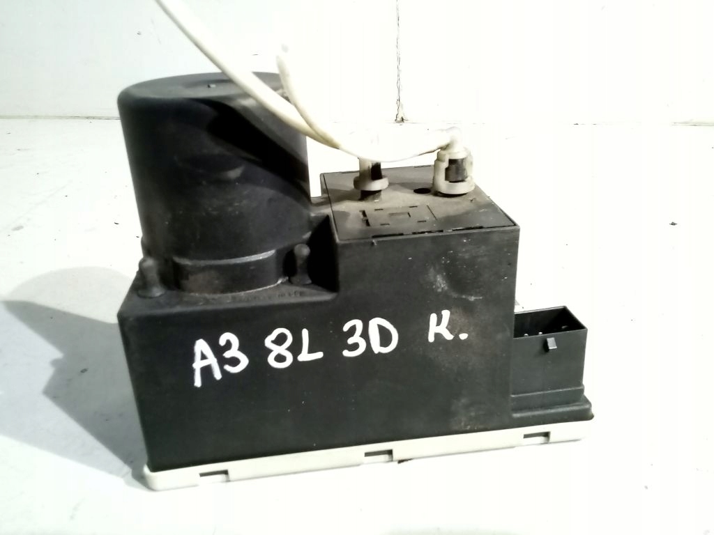 Audi A3 8L pumpa centralnog brave 8L0862257D