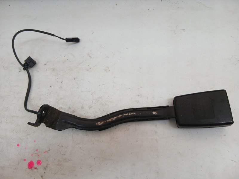 Fixation arbre ceintures sécurité VW 1K8857755C VW PASSAT CC