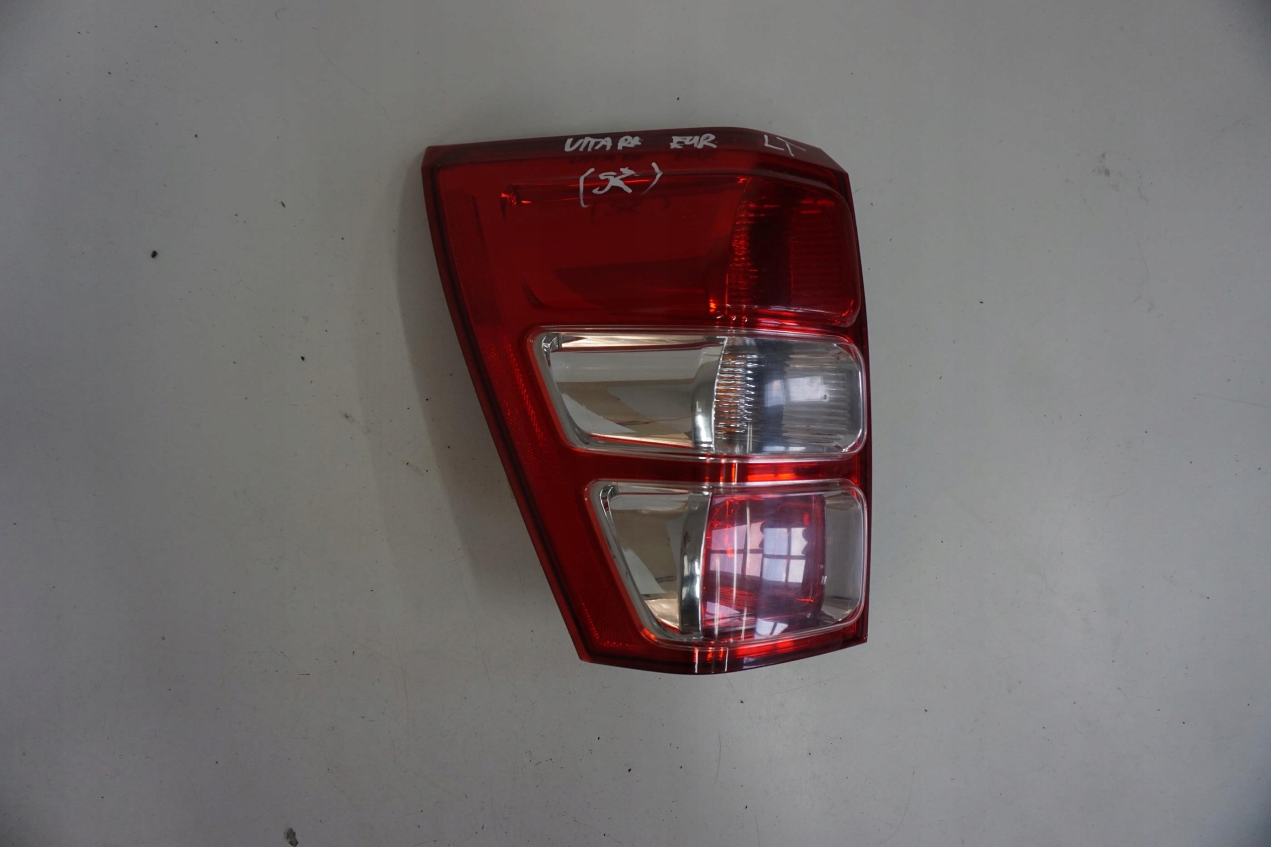 SUZUKI GRAND VITARA II 2005-2014R LAMPA LEWA TYLNA 35670-65J11