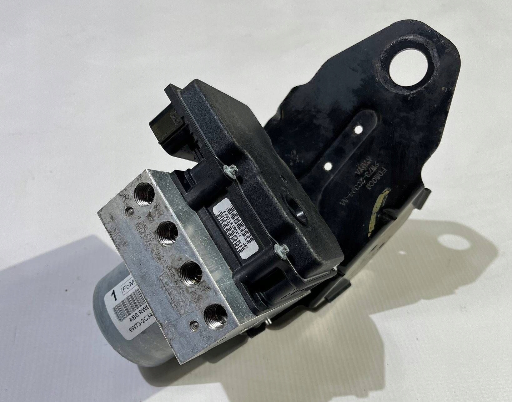 pump control unit ABS Ford Crown Victoria Lincoln Town Car 2011