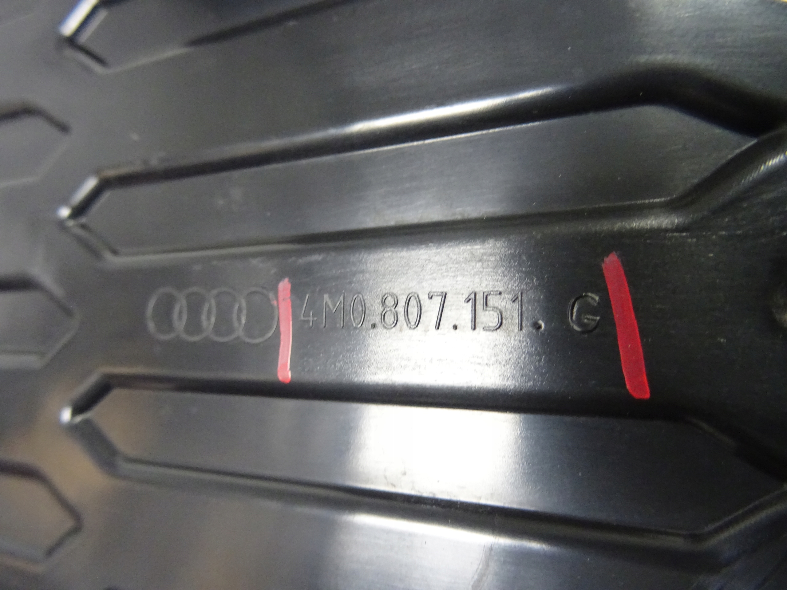 grid of a bumper front front left AUDI Q7 4M LIFT II 4M0807151G