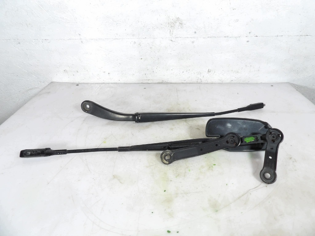 INFINITI Q30 ablaktörlőkar eleje A1768200044