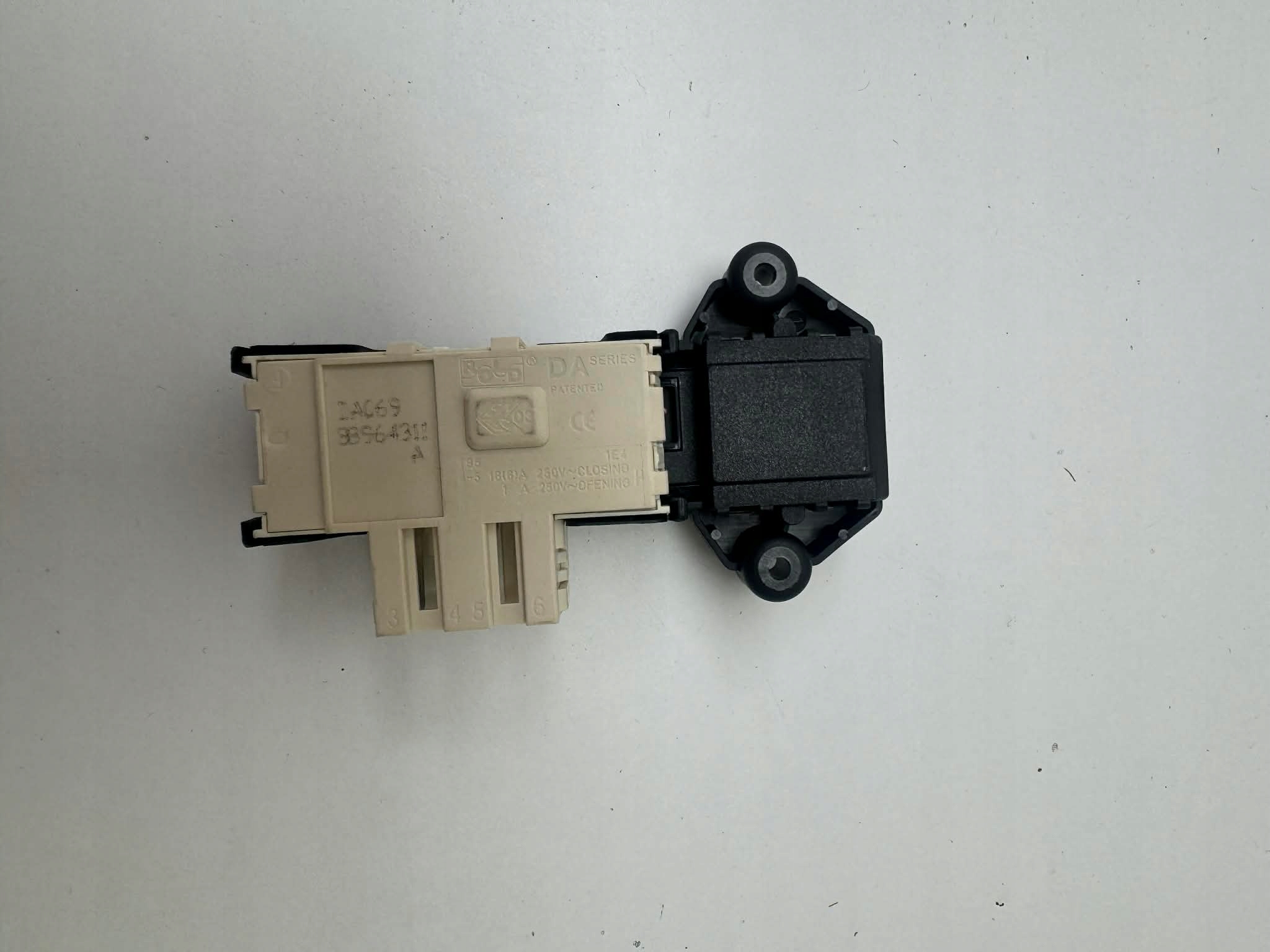 Zámek dveří (elektrozámek) pro pračku Samsung (DC64-00653A)