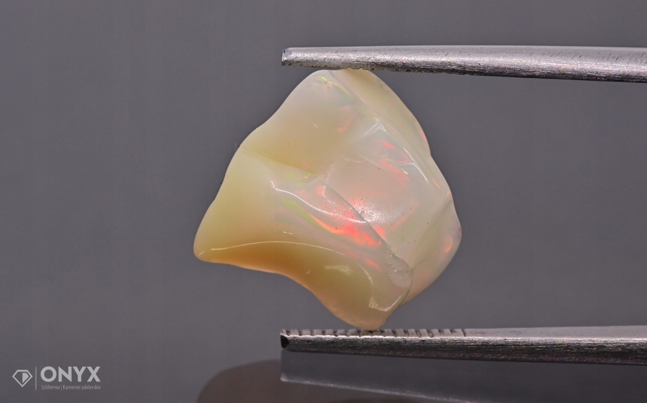 Opal z Etiopie hrudka 14x13 mm