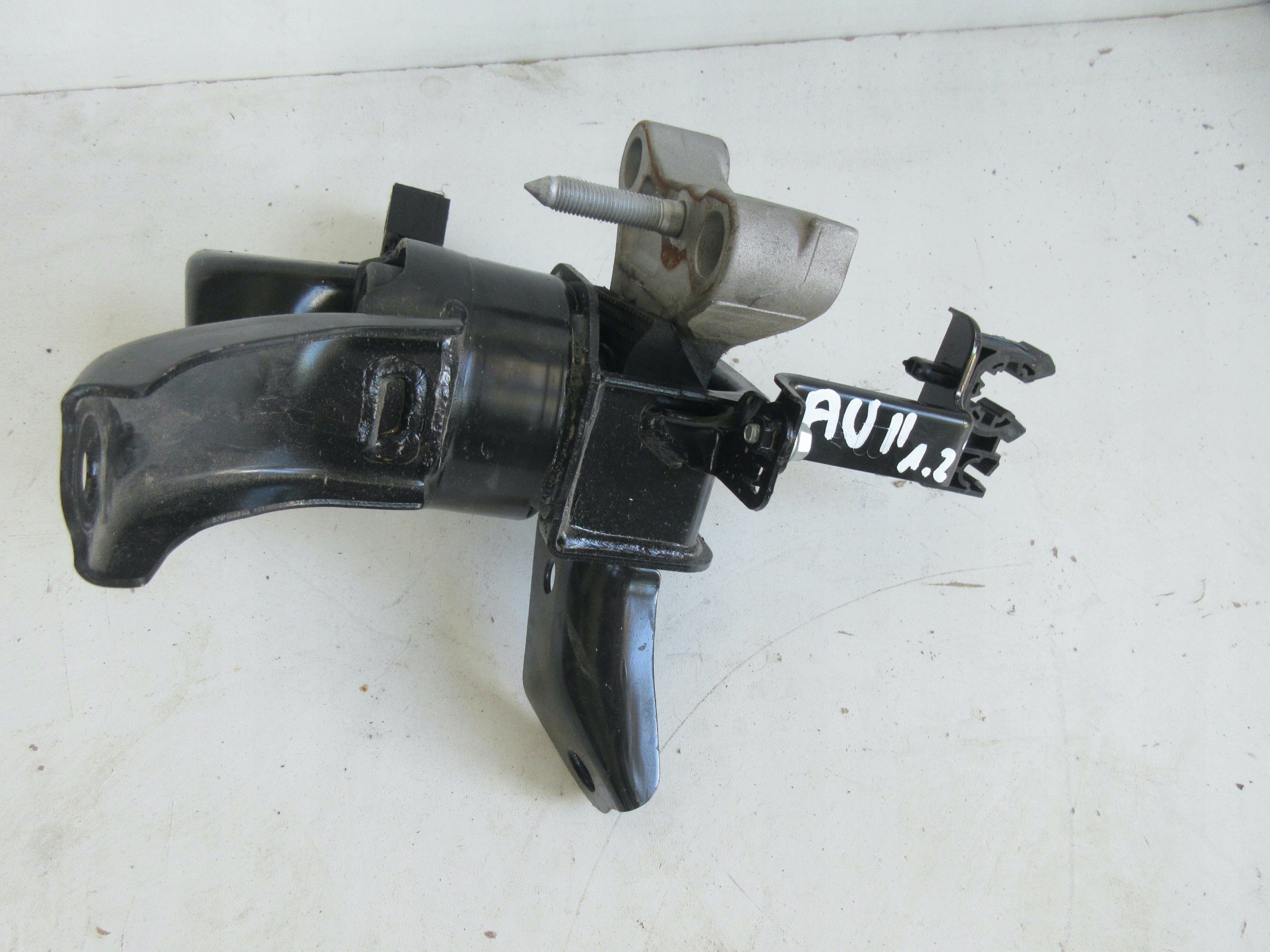 ПРАВАЯ ЛАПА ДВИГАТЕЛЯ AURIS II TURBO 1.2