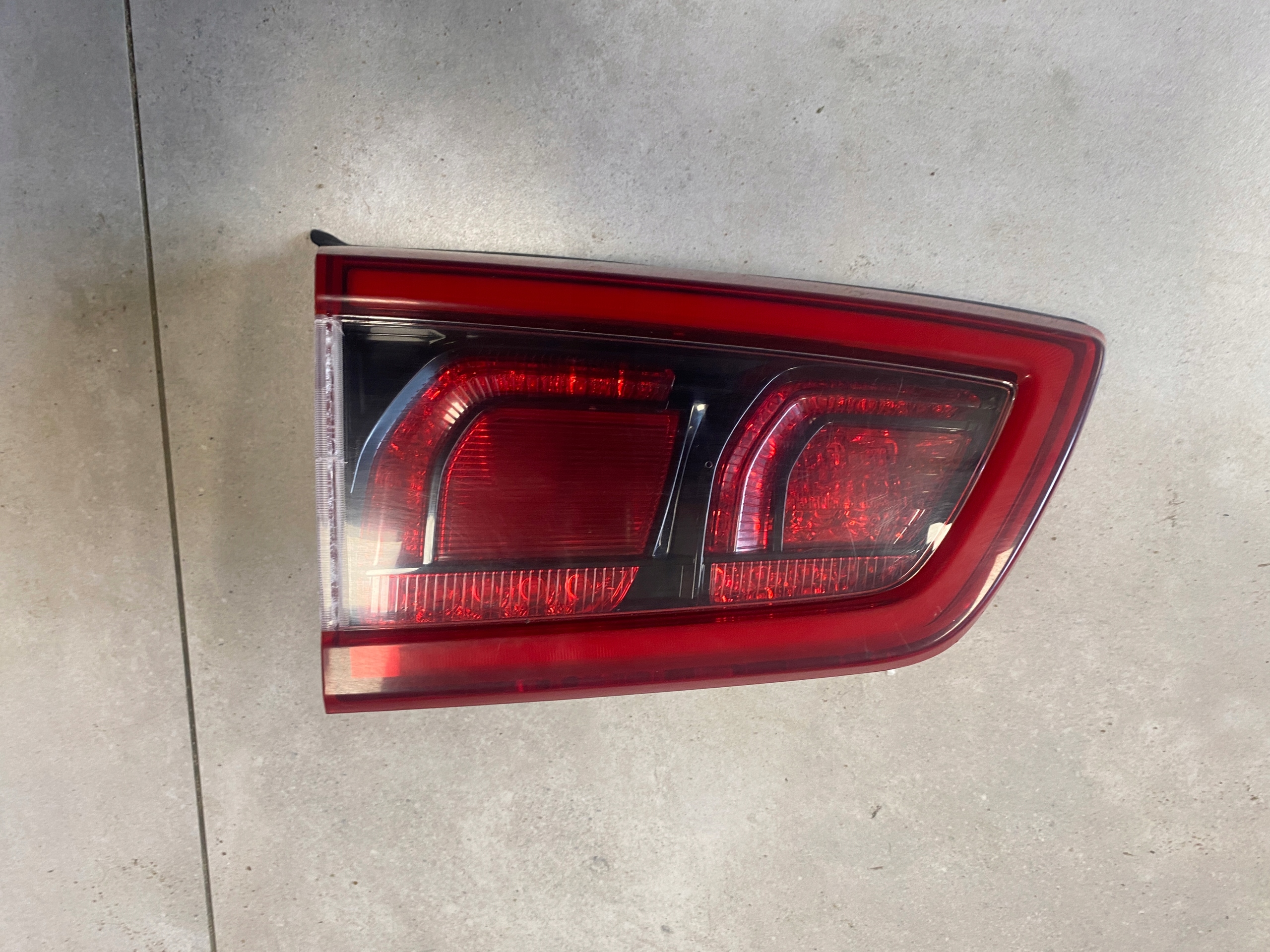 KIA NIRO ФАРА ЛІВИЙ ЗАД. В ДВЕРІ БАГАЖНИКА