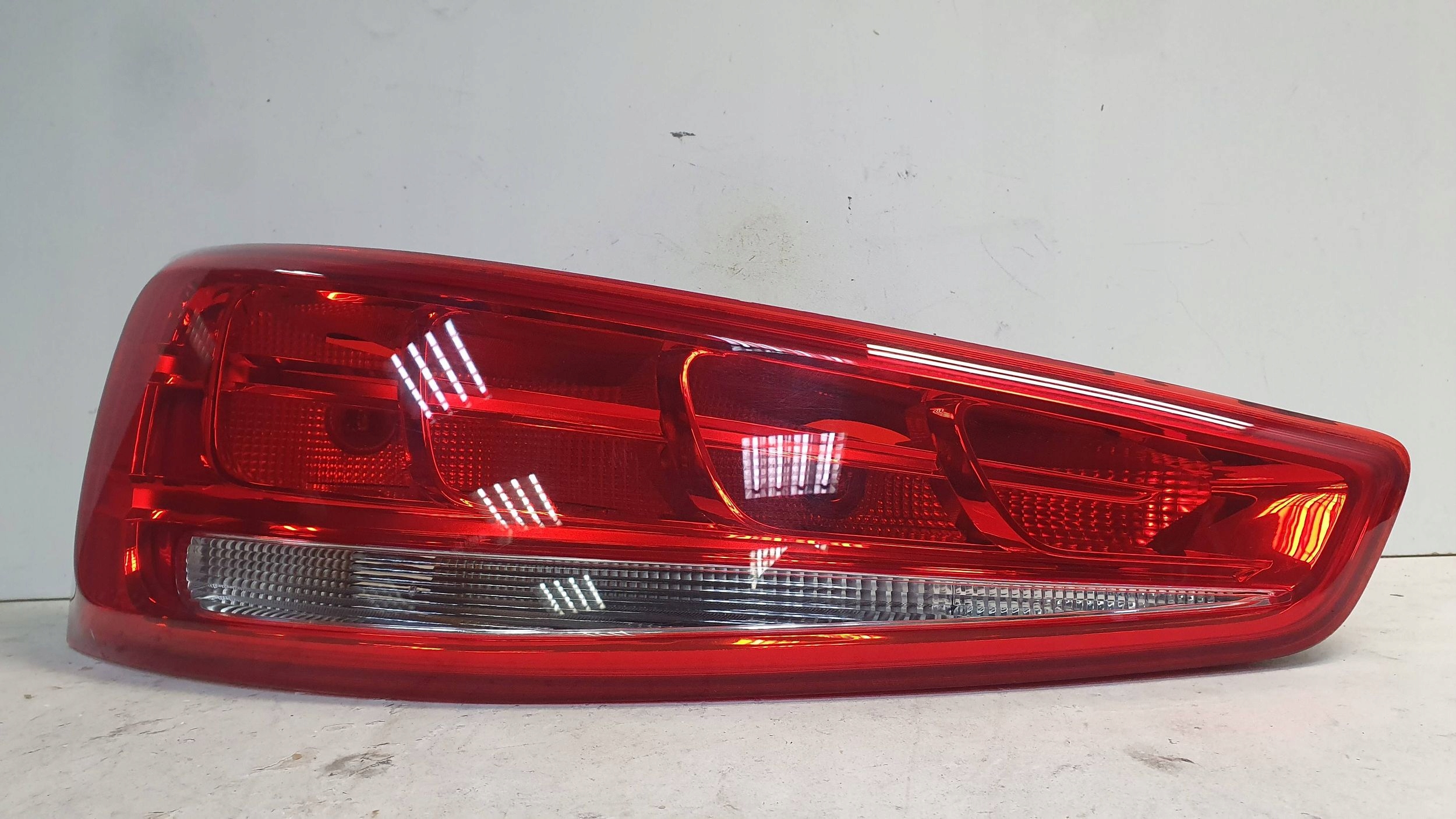 light rear part left 8U0945093 AUDI Q3 11