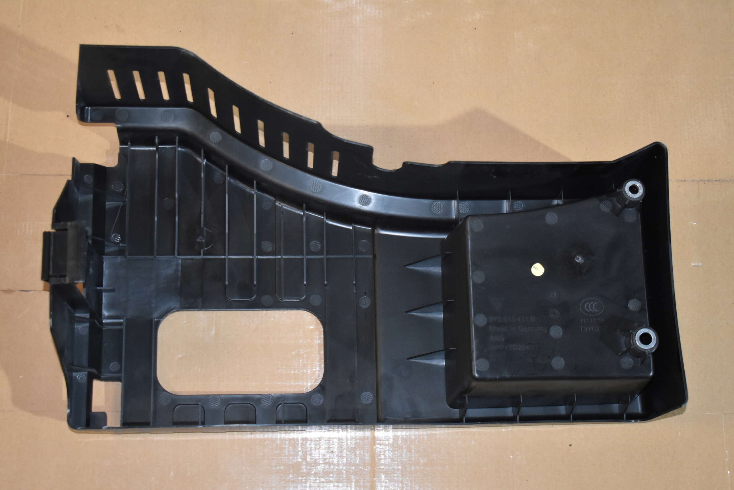 IDEALNA cap for battery PORSCHE CAYENNE 9Y 1
