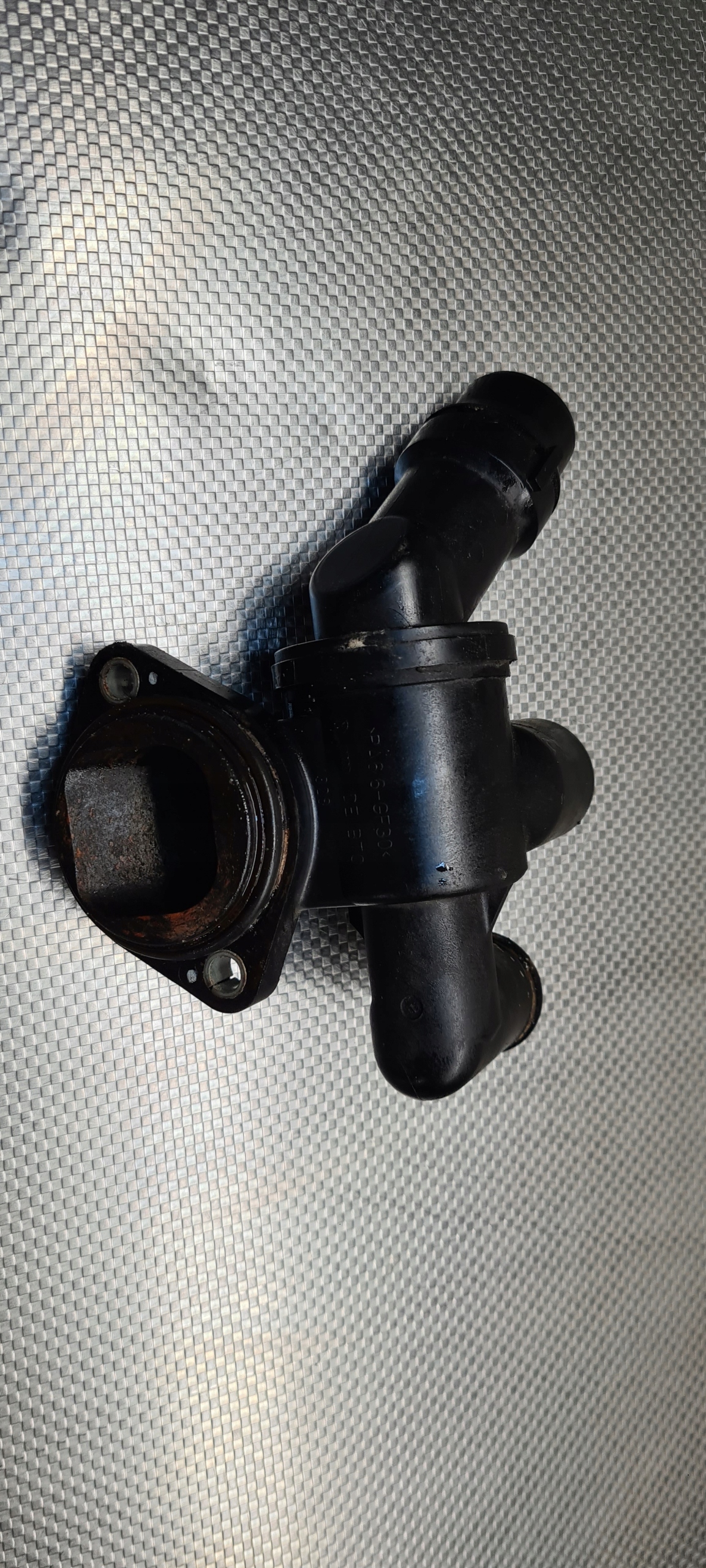 06D121111G - AUDI A4 B7 2.0 TFSI BWE корпус термостата