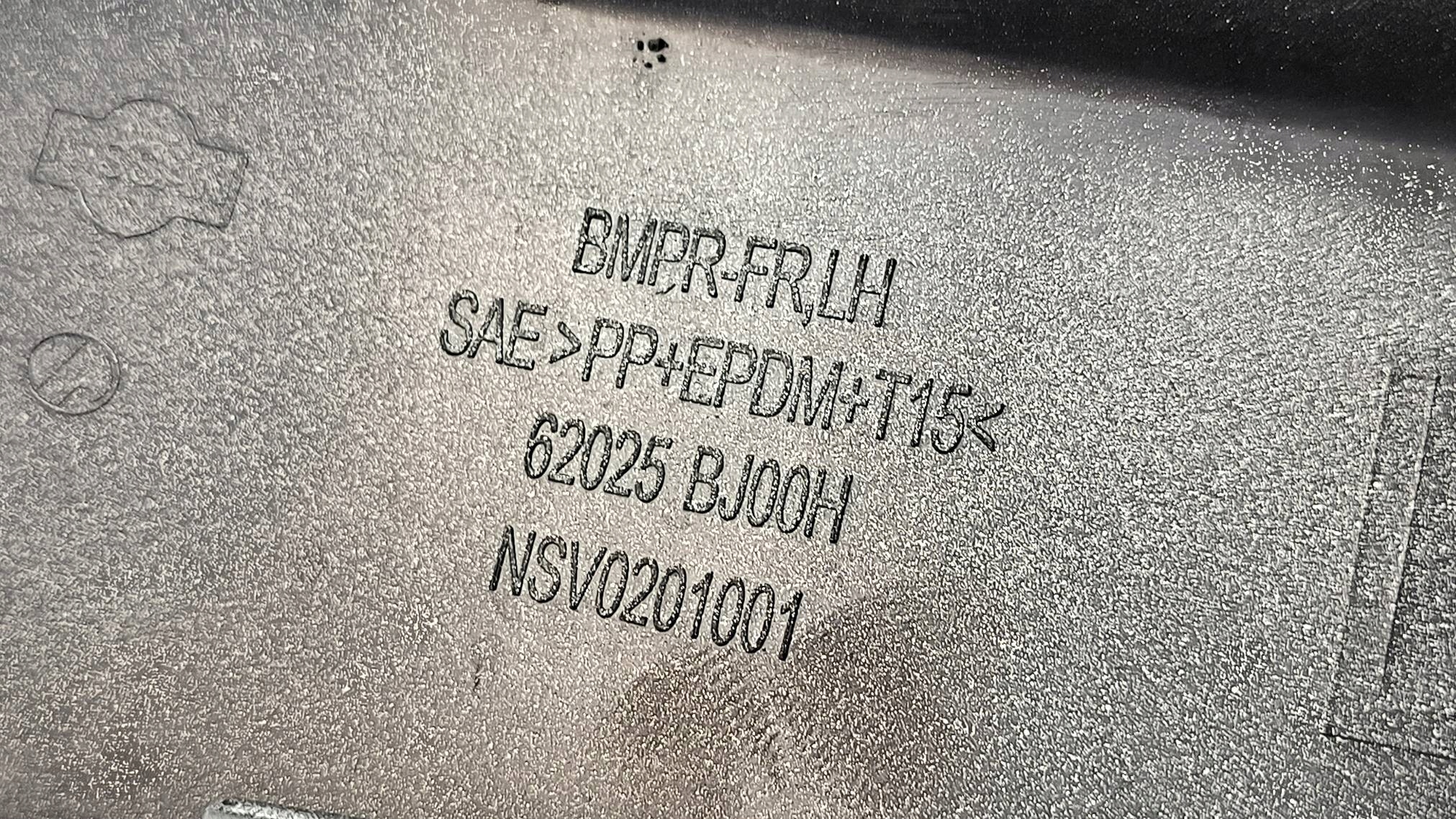 cover moulding below LAMPE left NISSAN NV 200
