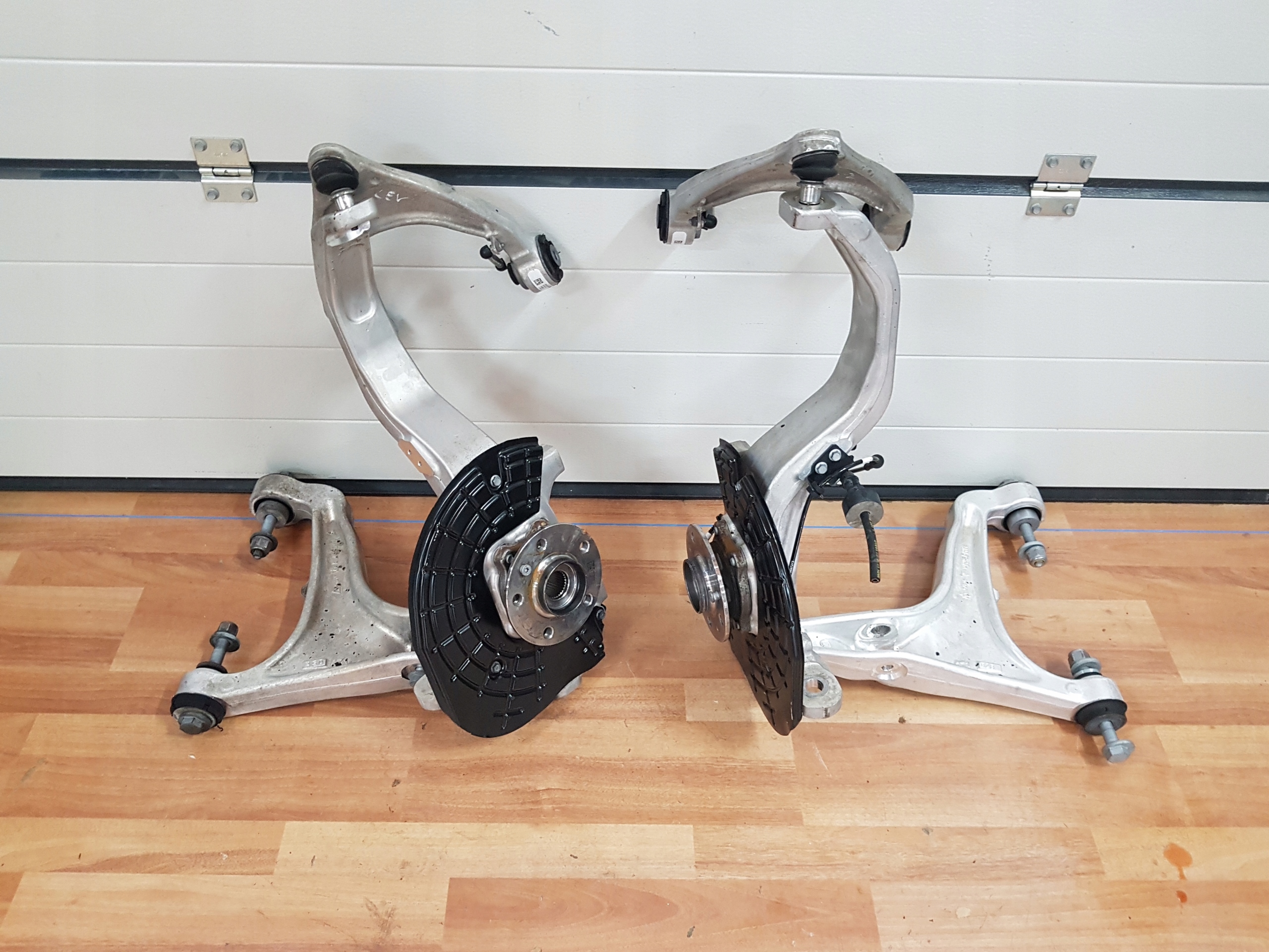 LEVANTE ПОДВЕСКА СЛЕВА ЦАПФА РИЧАГ