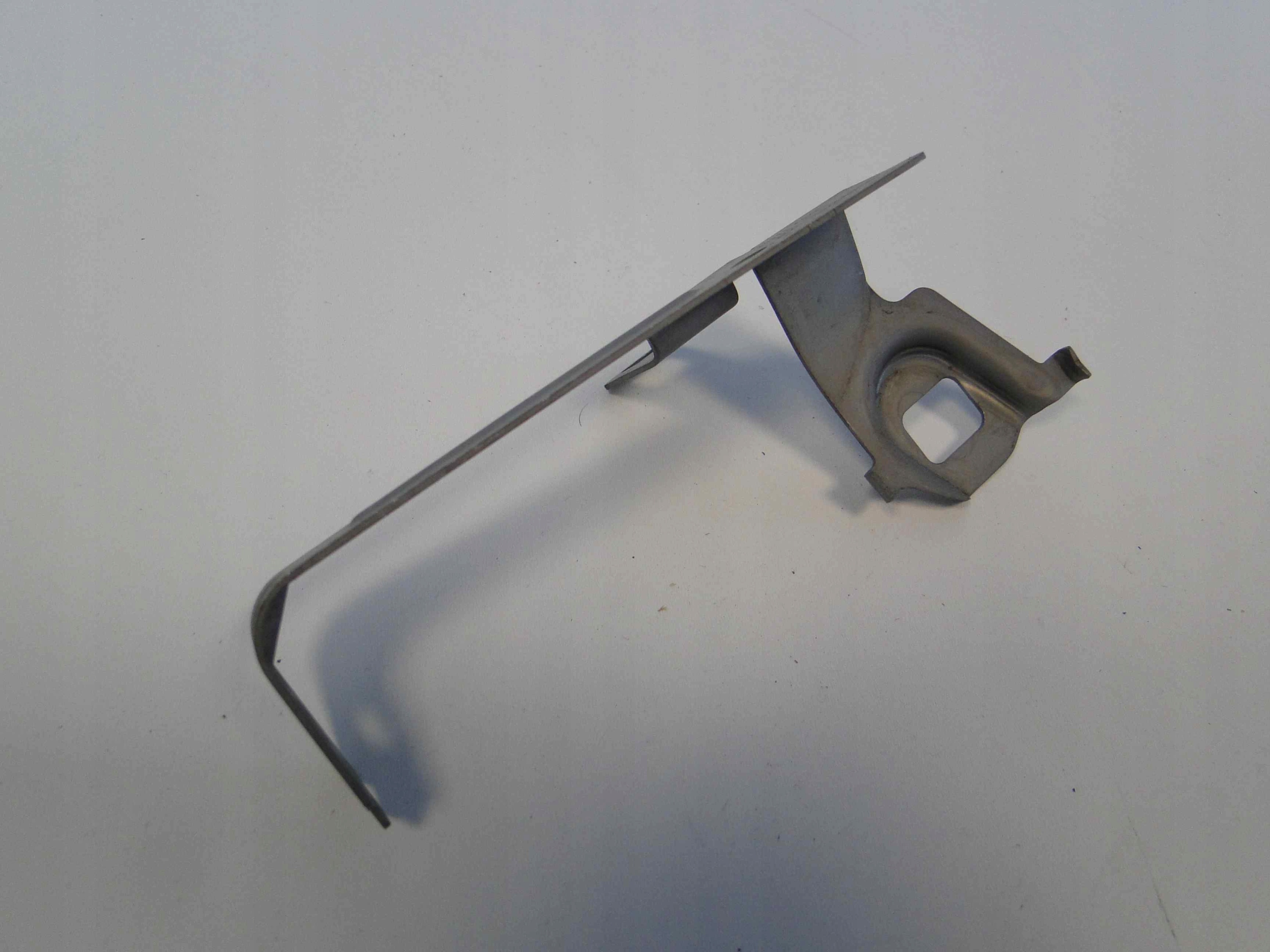 A2135244700 - MERCEDES W213 213 левый кронштейн кожуха 63 AMG