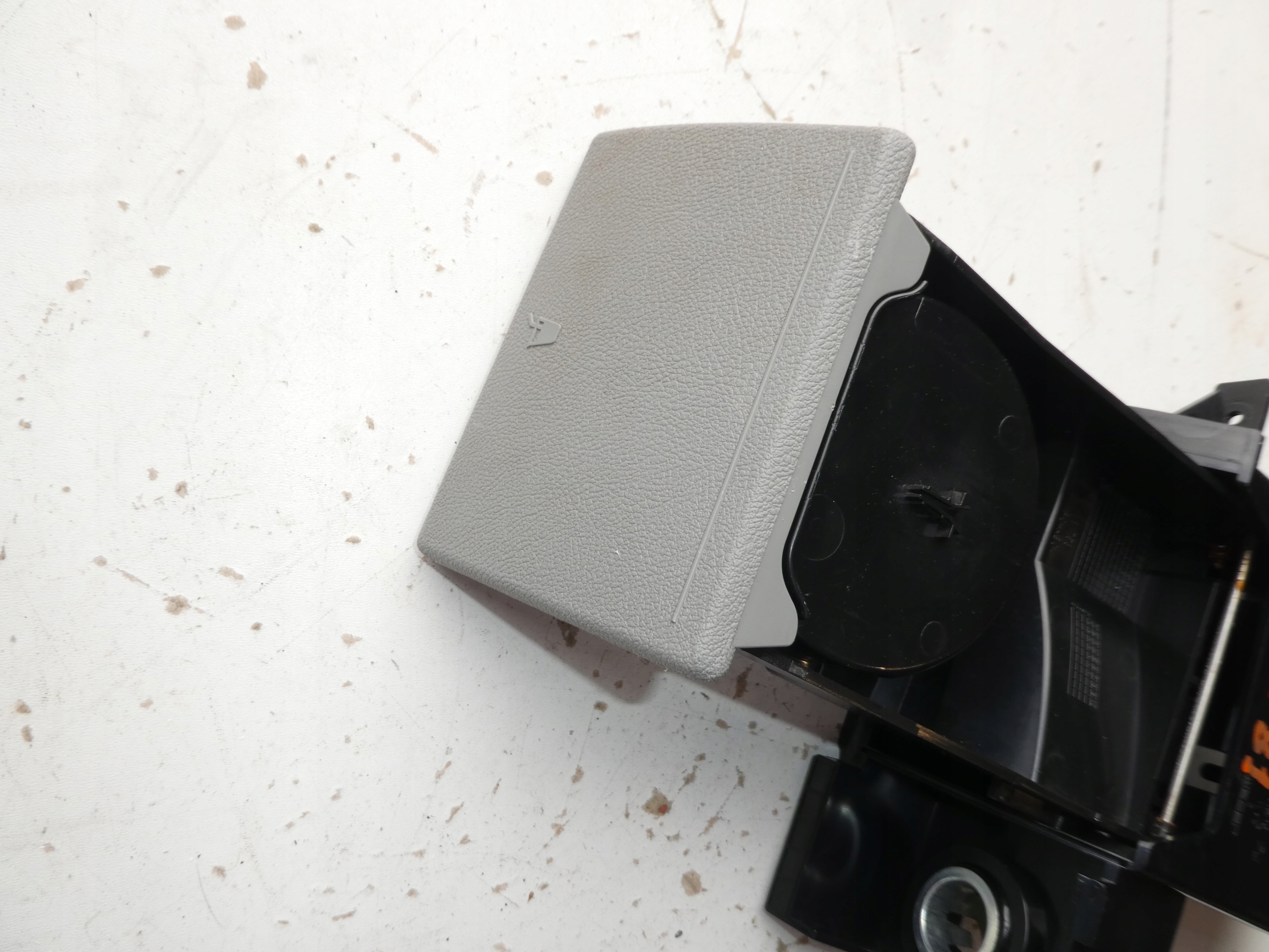 ashtray bracket for KUBEK VW TRANSPORTER T5 7H1858601