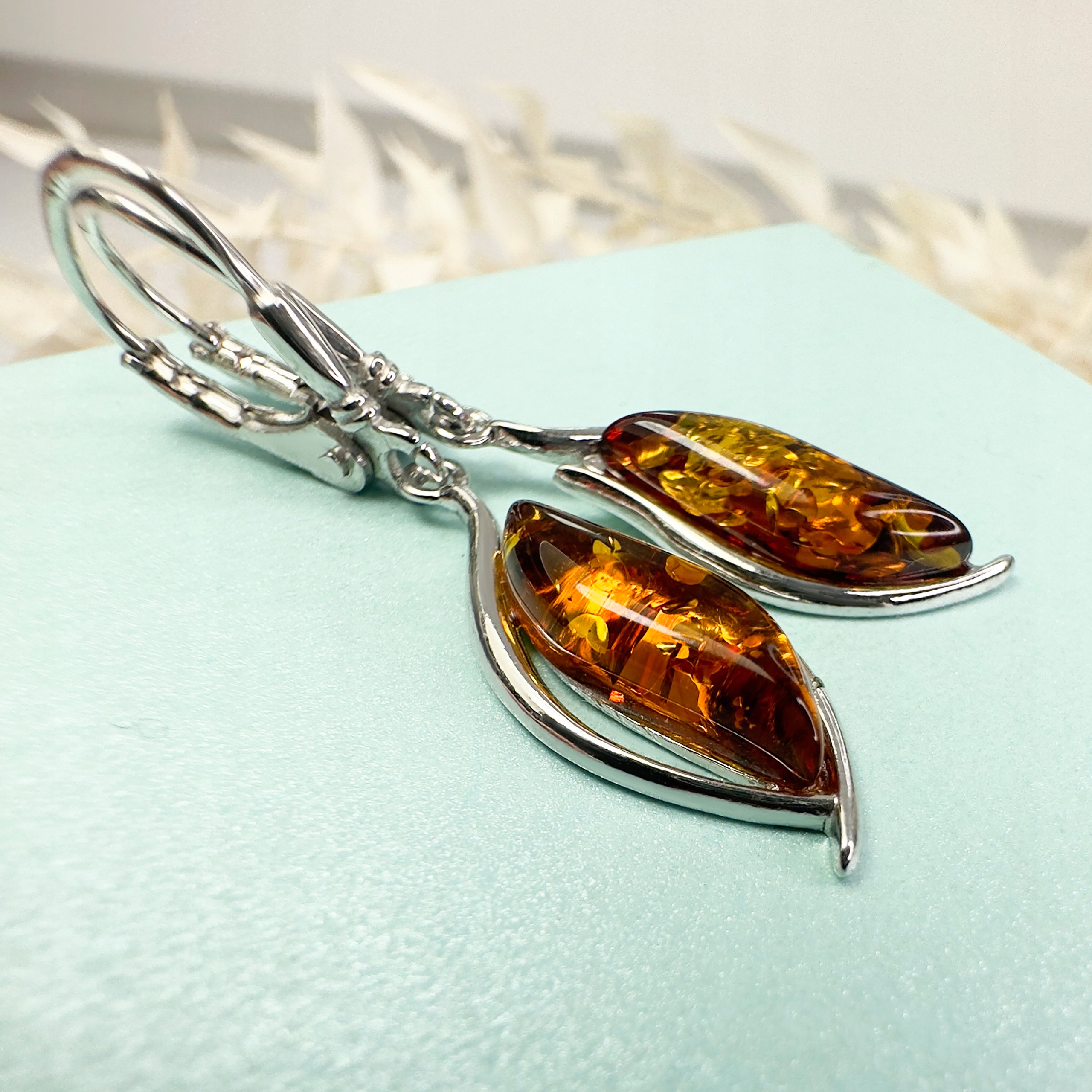 Kolczyki srebrne wiszące z bursztynem zapięcie angielskie 925 Rodzaj Klasyczne Wyrób jubilerski