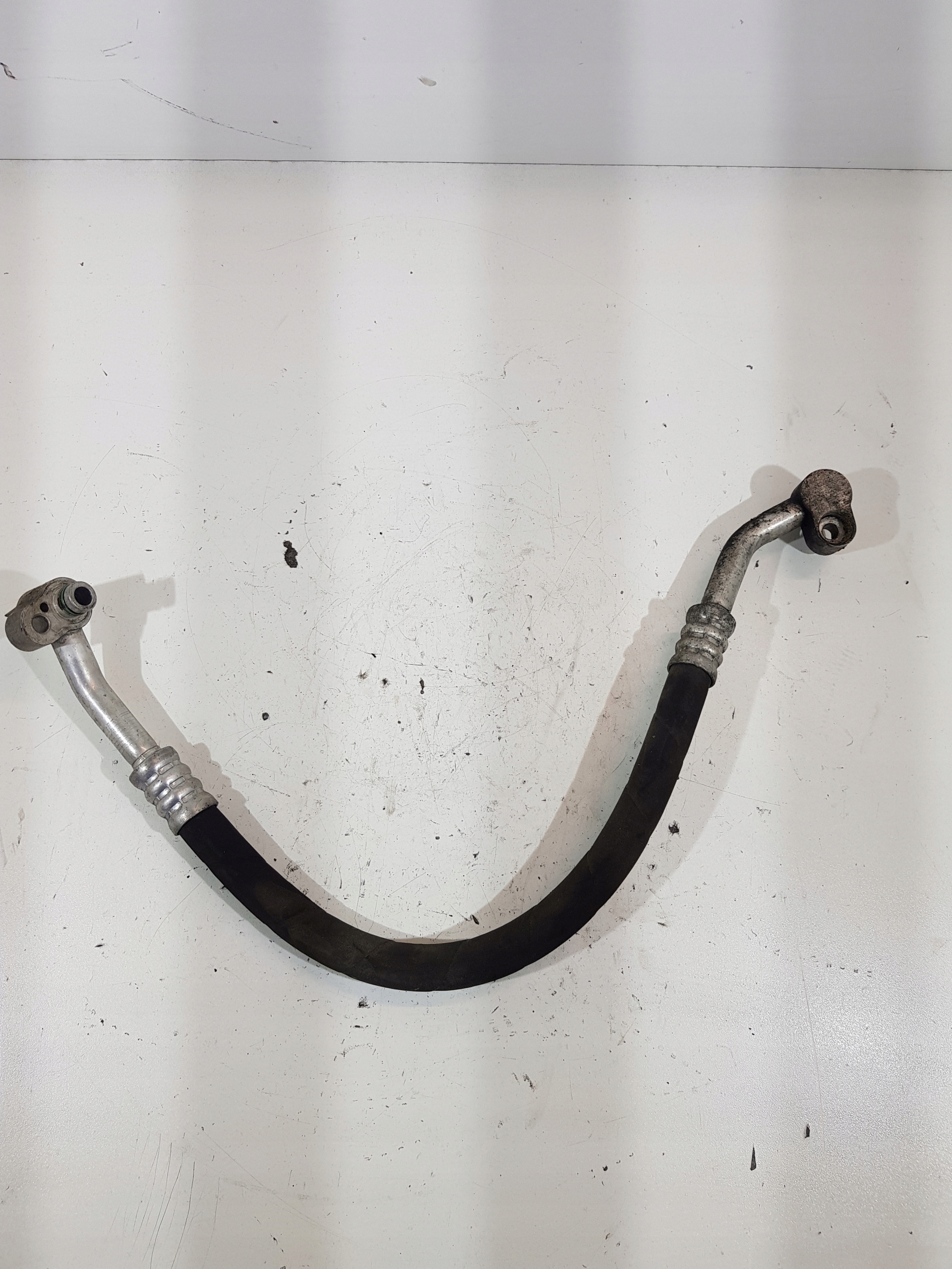 ТРУБА ТРУБОПРОВІД КОНДИЦІОНЕРА VW AUDI 1.6 TDI 6R0820721