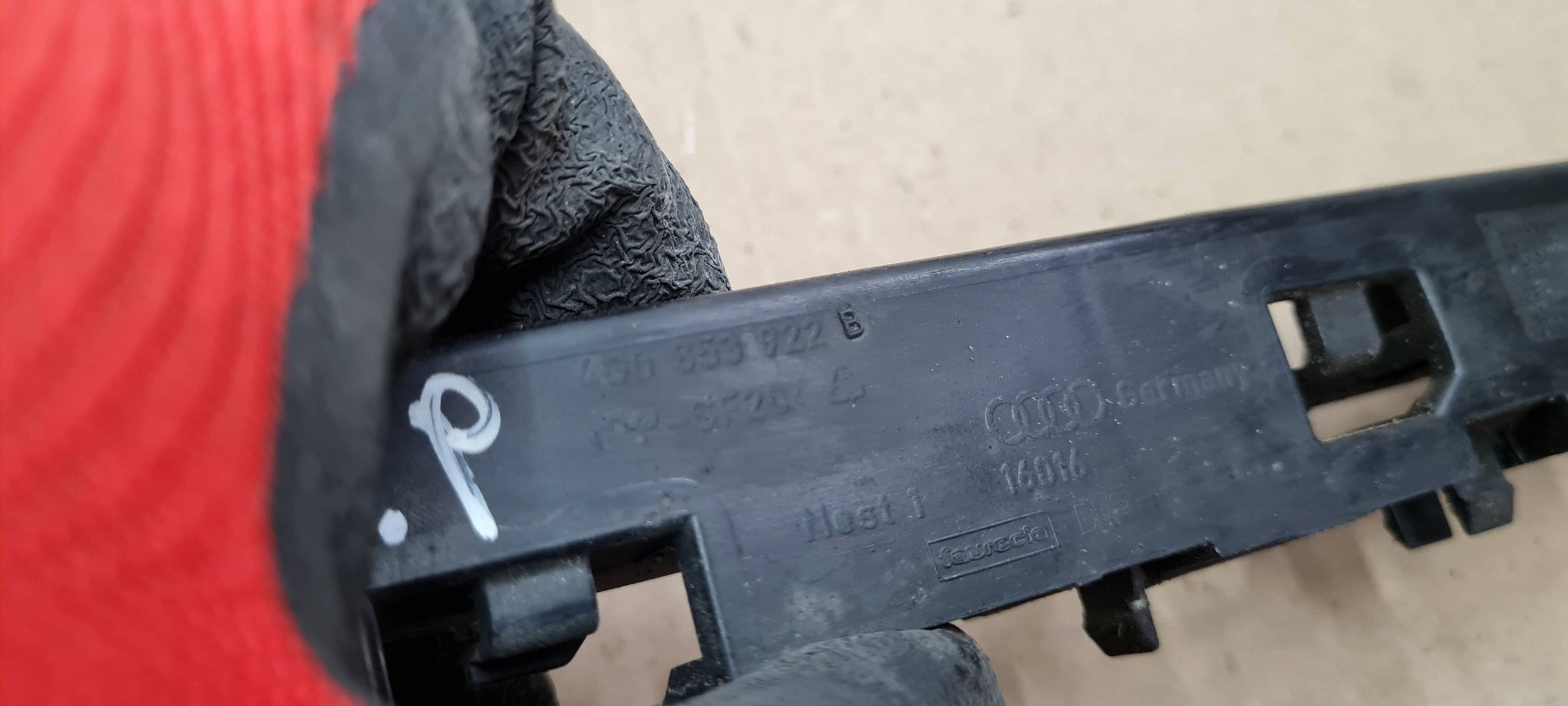 S6 C7 4G A6 LIFT support holder mouldings PROGOWEJ right 4G0853922B