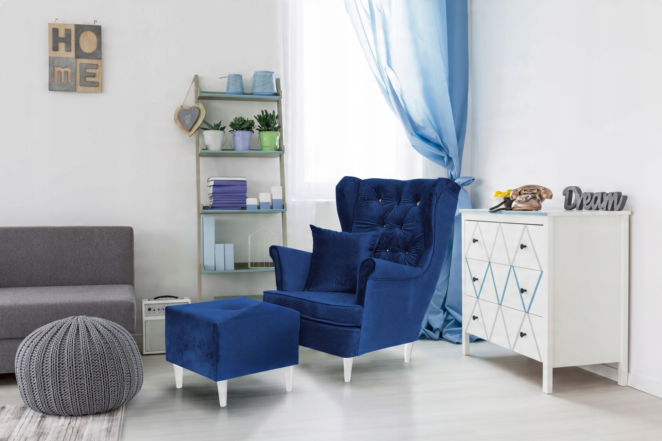 

Fotel Uszak pufą granatowy welur Velvet Swarovski