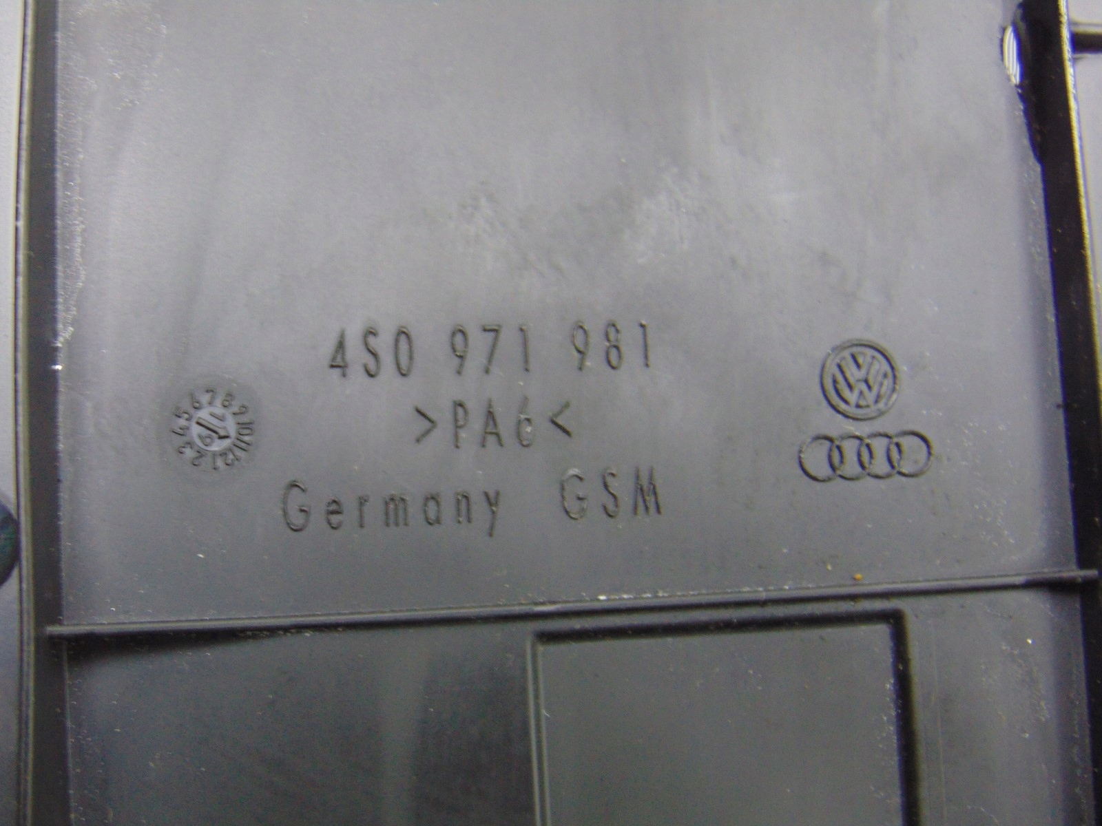 защита заглушка консоли Audi R8 4S 4S0971981