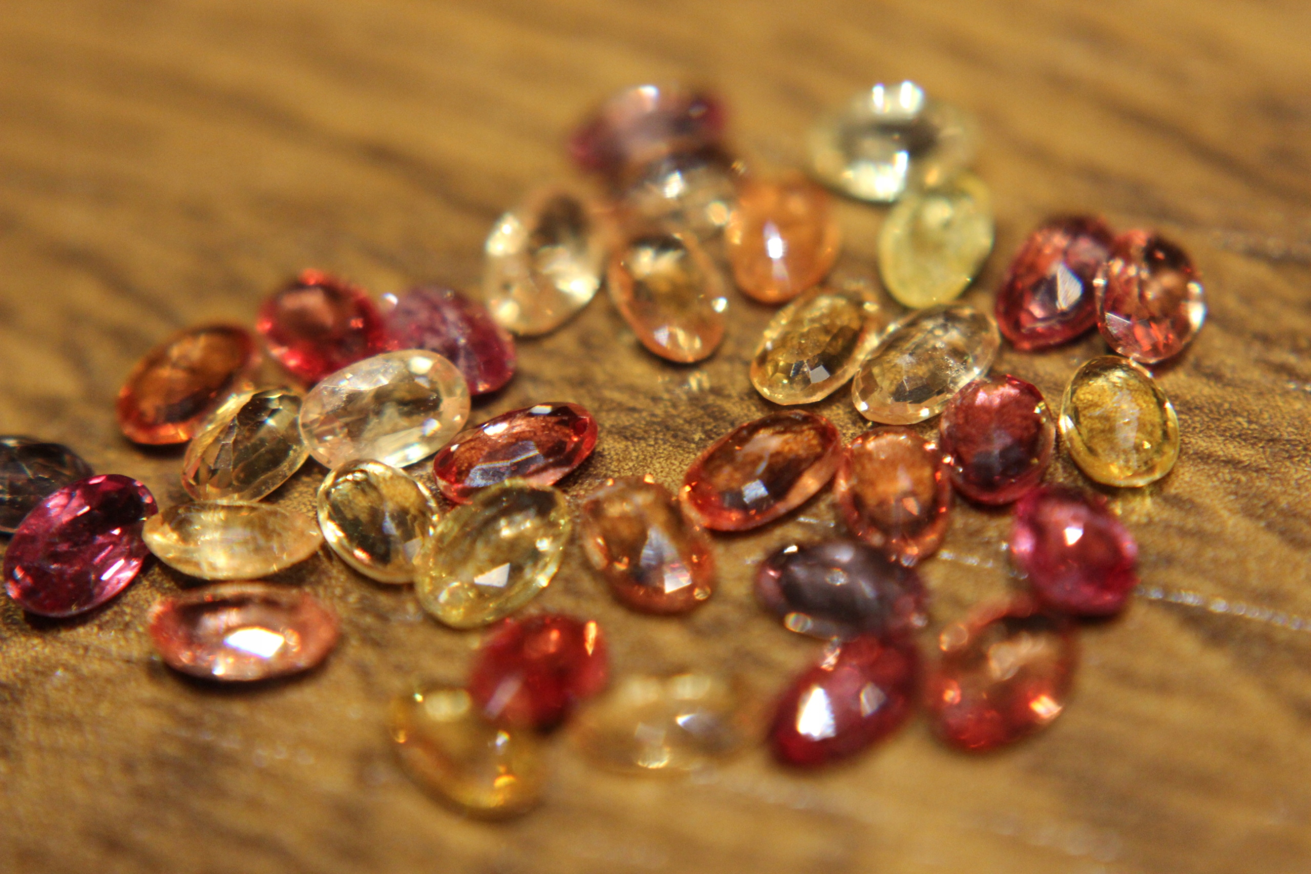 Safíry barevné přírodní kameny 35ks 9.20ct