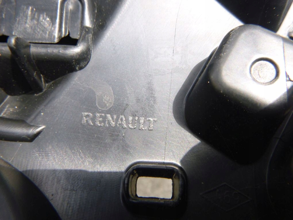 renault CLIO IV 4 12- решетка радиатора