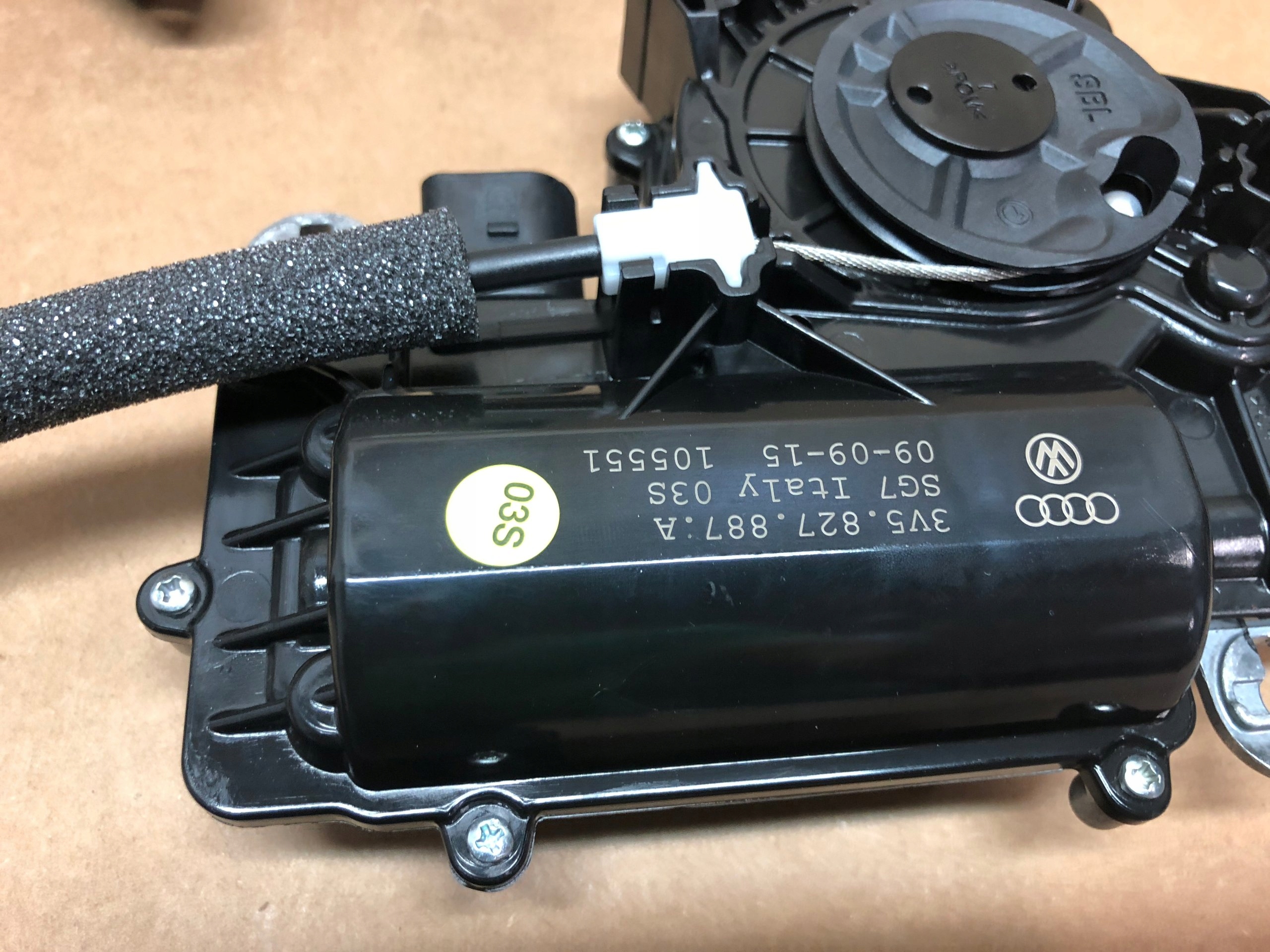 AUDI A4 8W B9 KOMBI electrical trunk door Z with the sensor