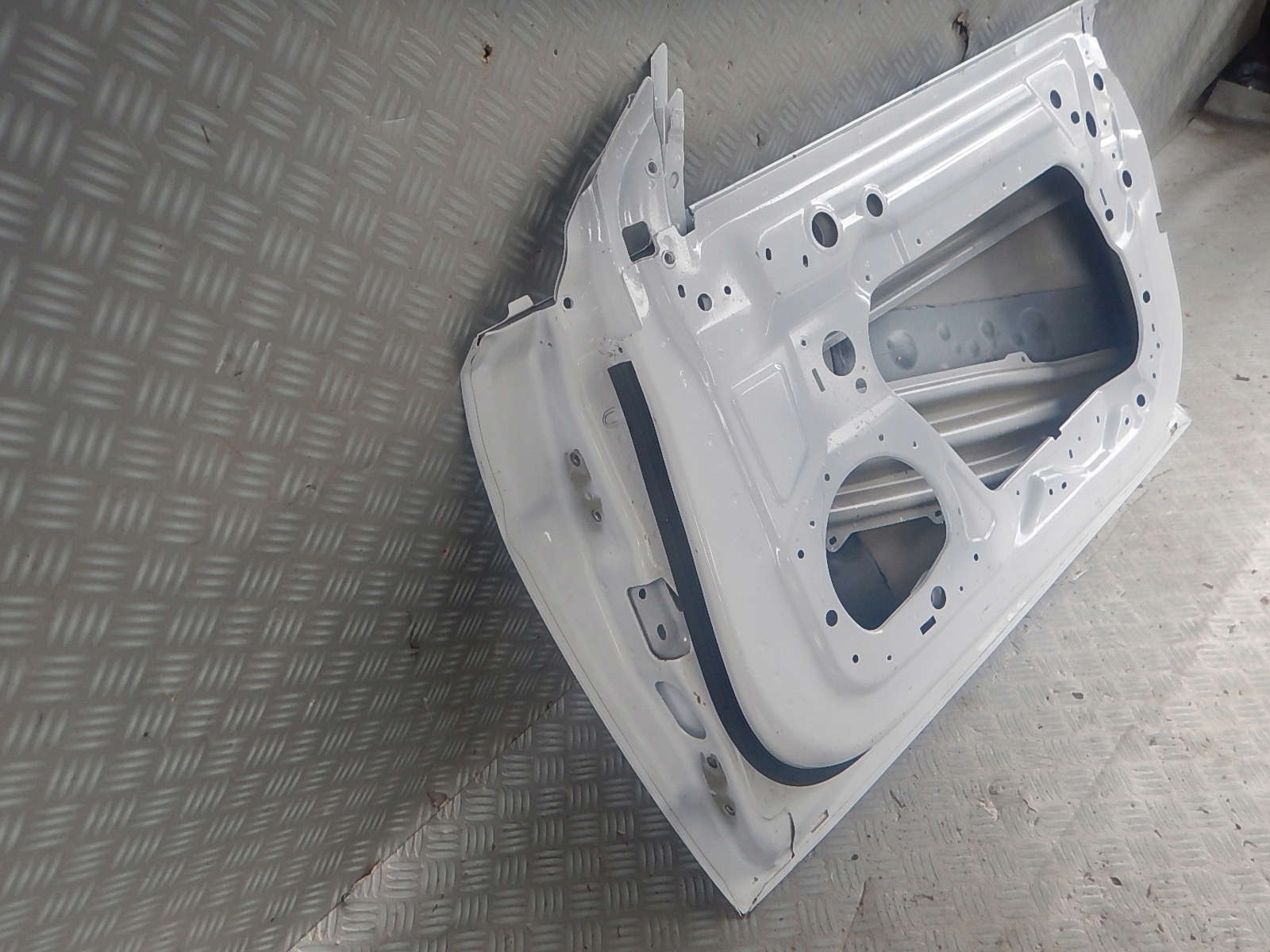 TESLA MODEL 3 PRAWE DRZWI PRZÓD PRZEDNIE 1090612 ORYGINAŁ Typ samochodu Samochody osobowe